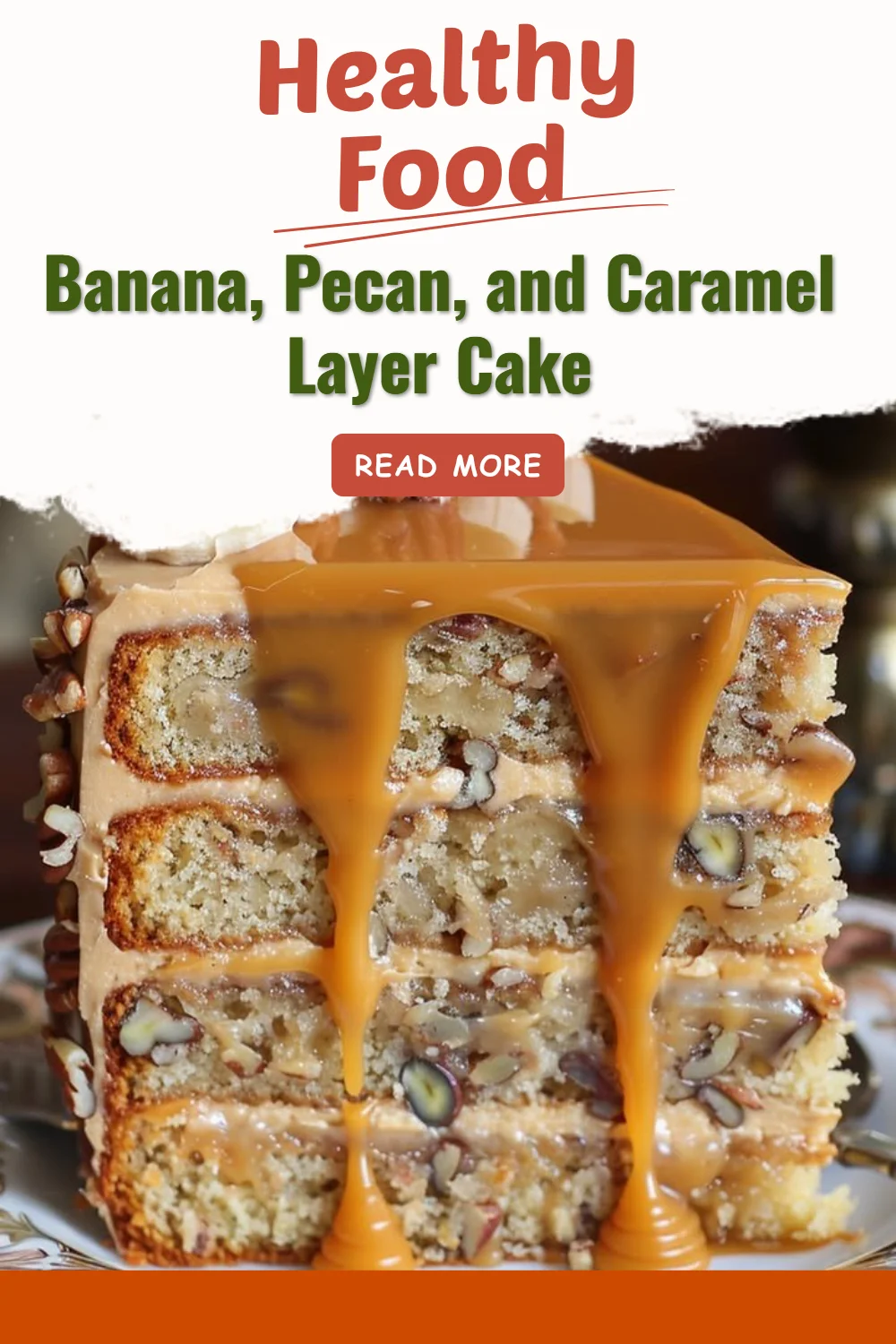 Gâteau en couches à la banane, aux pacanes et au caramel, parfait pour les célébrations.