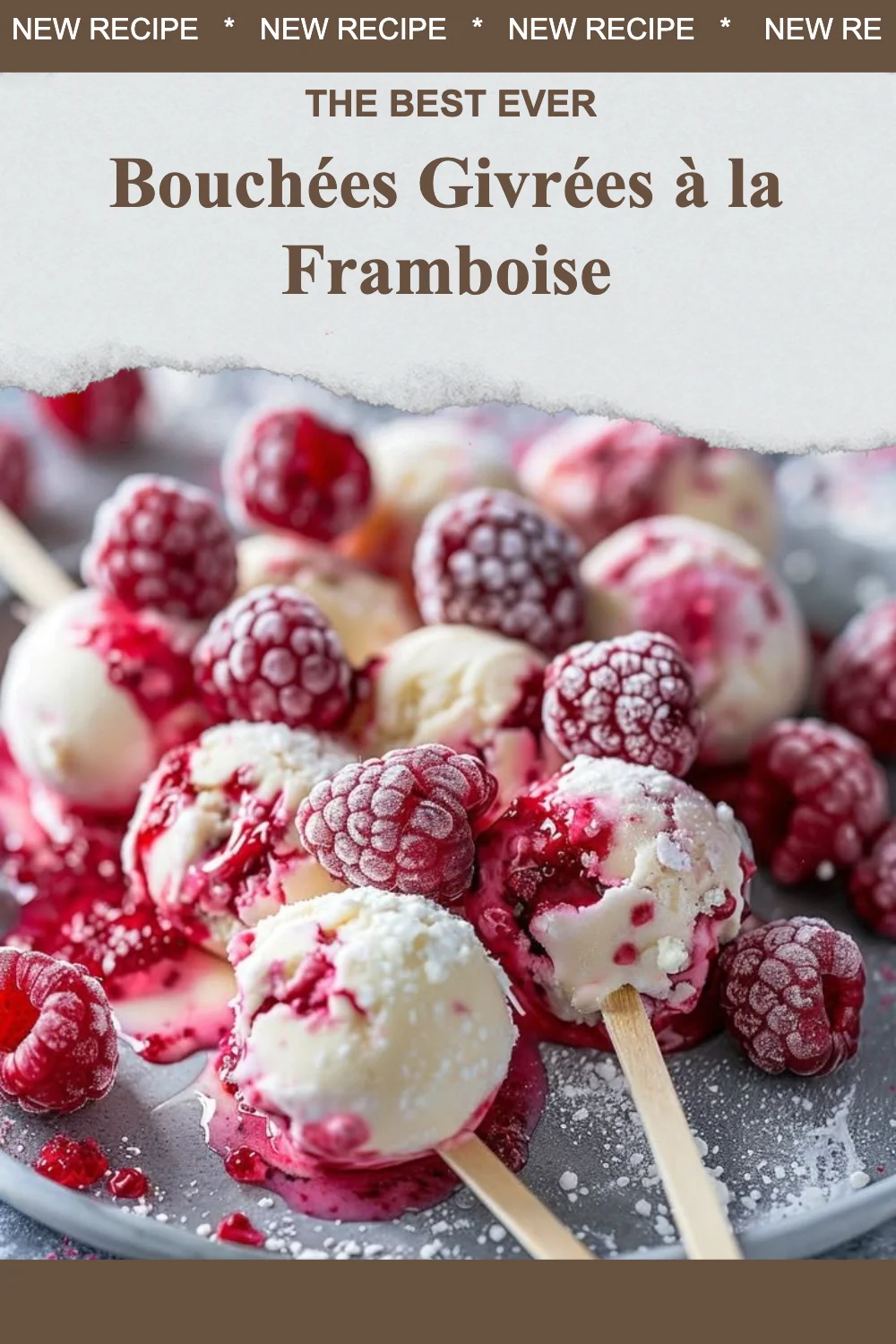Bouchées givrées à la framboise sur une assiette décorée.