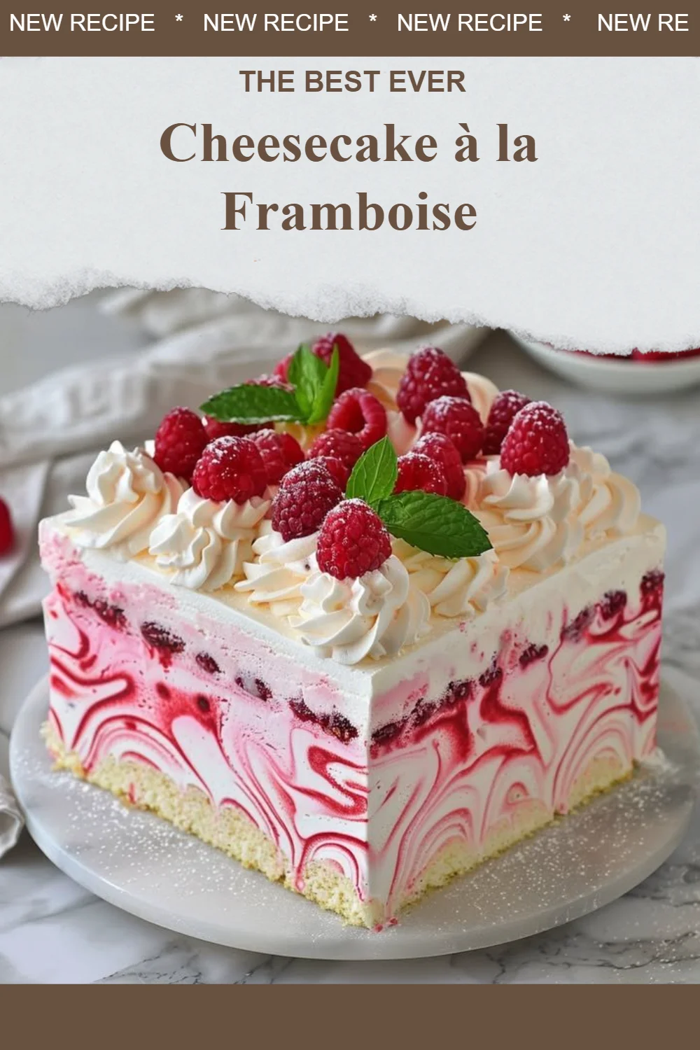 Cheesecake à la framboise garni de framboises fraîches