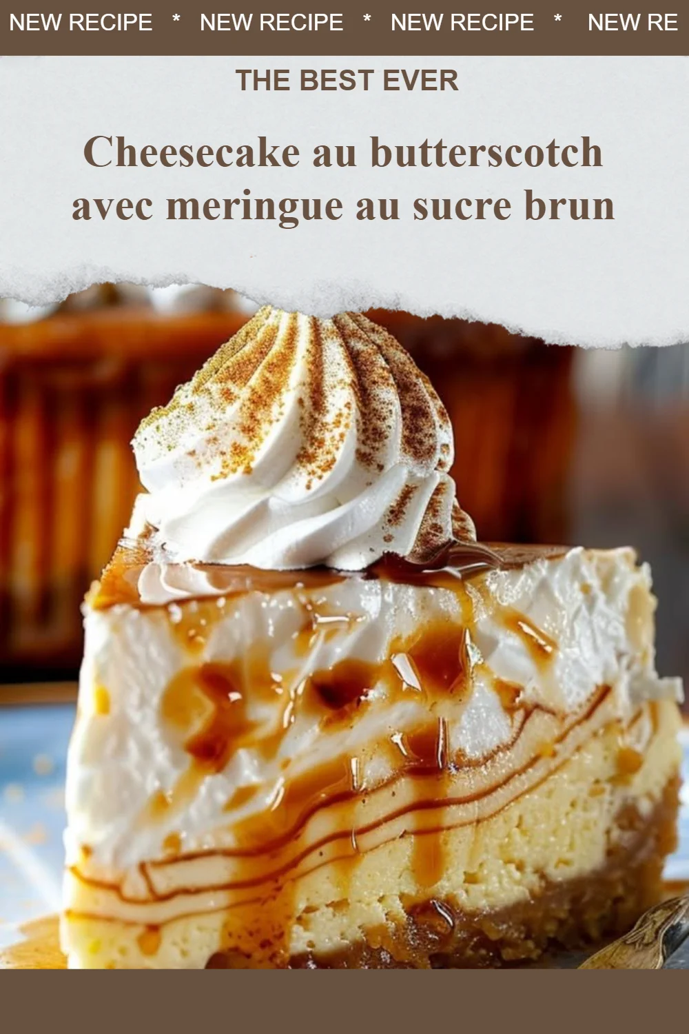 Cheesecake au butterscotch avec meringue au sucre brun sur une assiette délicieuse.
