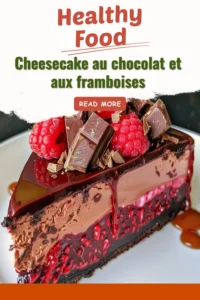Savoureux cheesecake au chocolat avec des framboises fraîches sur le dessus.