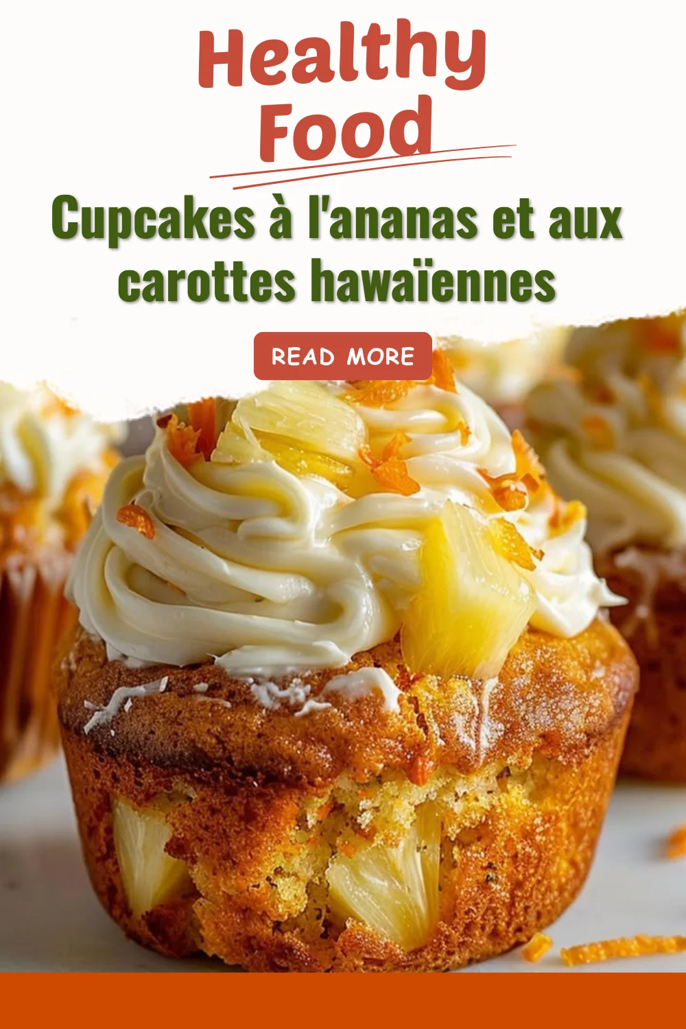 Cupcakes à l'ananas et aux carottes hawaïennes décorés sur une assiette