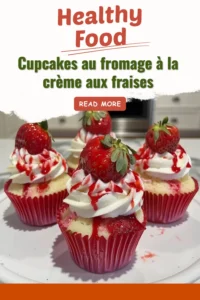 Cupcakes fraises au fromage à la crème, garnis de fraises fraîches et crémeux.
