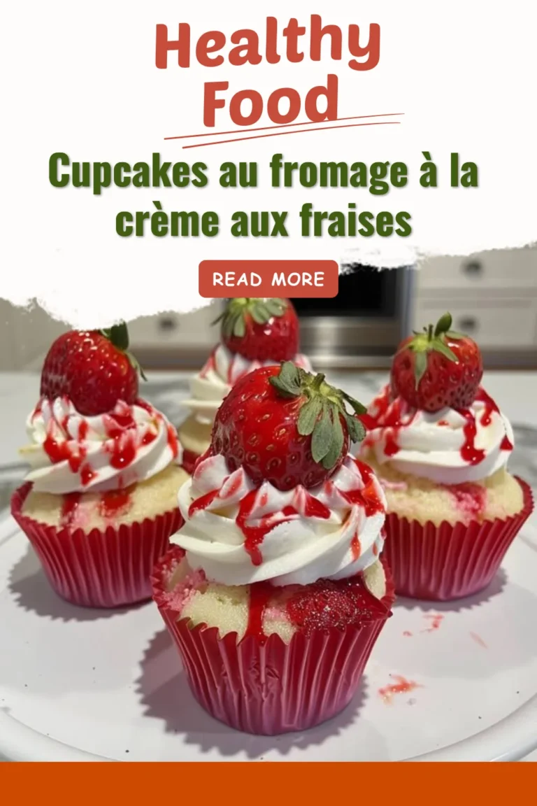 Cupcakes fraises au fromage à la crème, garnis de fraises fraîches et crémeux.