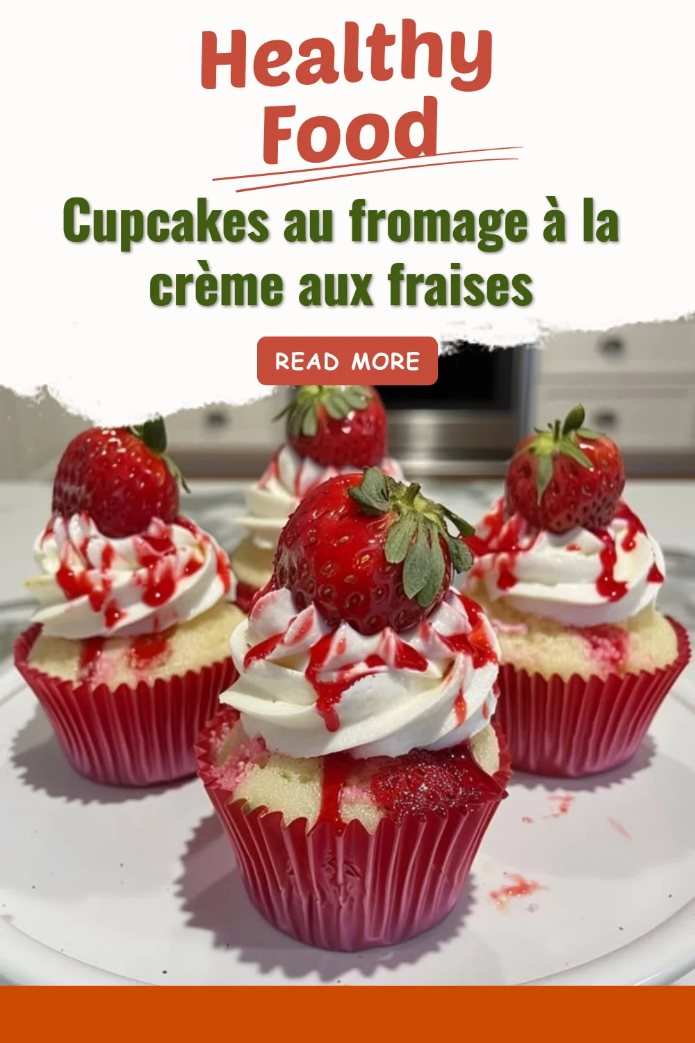 Cupcakes fraises au fromage à la crème, garnis de fraises fraîches et crémeux.