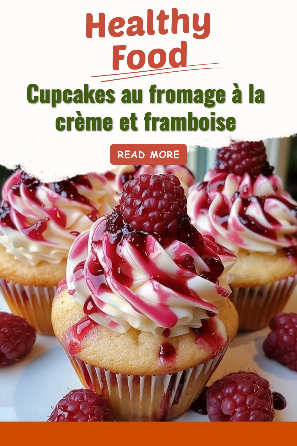 Cupcakes framboise avec crème au fromage sur une table en bois.