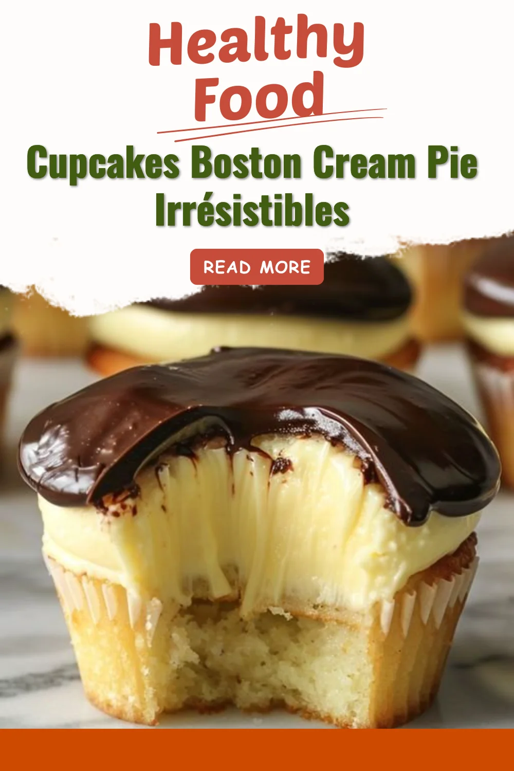 Cupcakes Boston Cream Pie avec crème pâtissière et glaçage au chocolat.