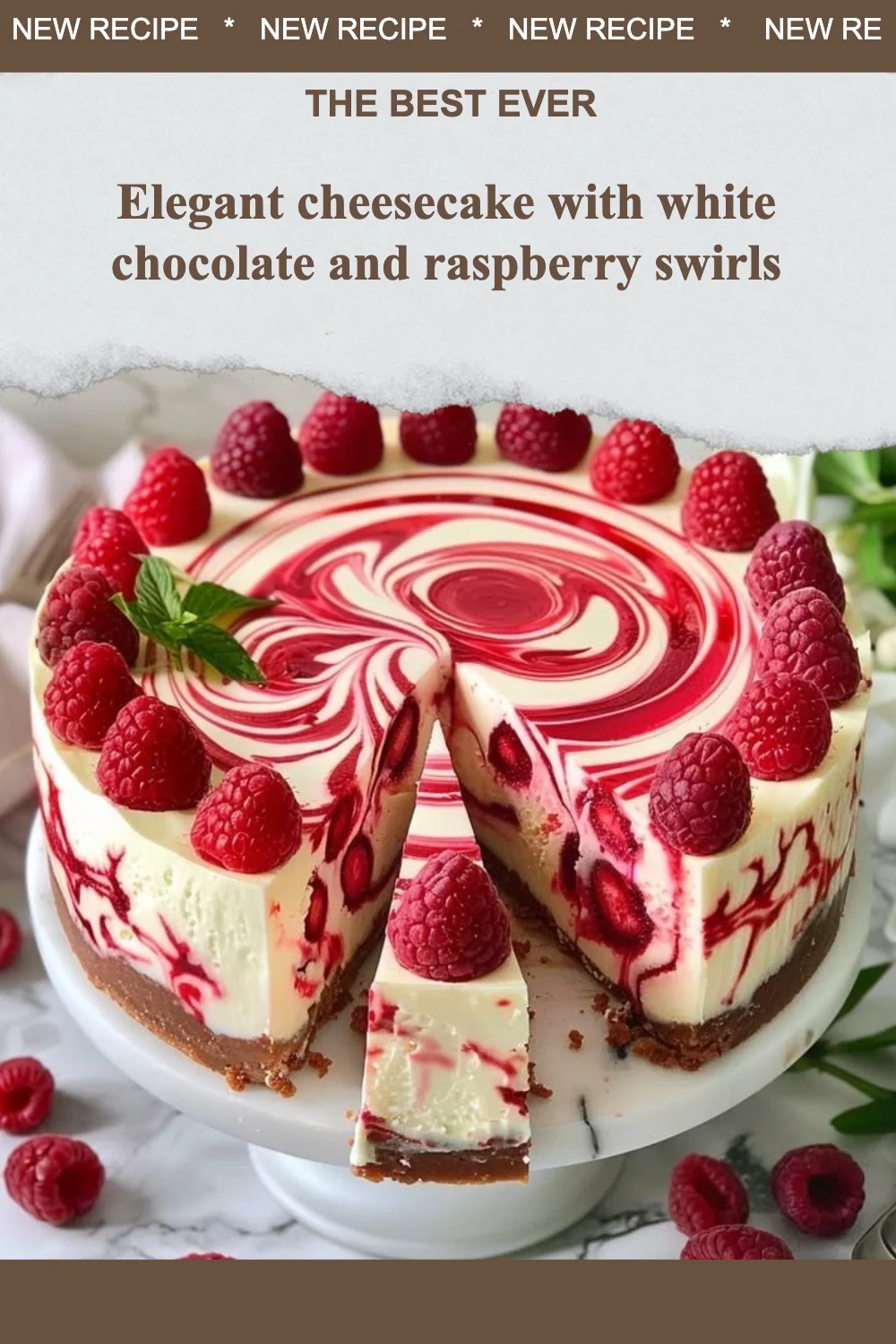 Cheesecake élégant avec des tourbillons de chocolat blanc et de framboise