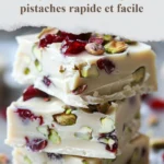 Fudge aux canneberges et pistaches prêt à déguster, dessert facile.