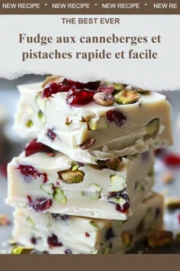 Fudge aux canneberges et pistaches prêt à déguster, dessert facile.