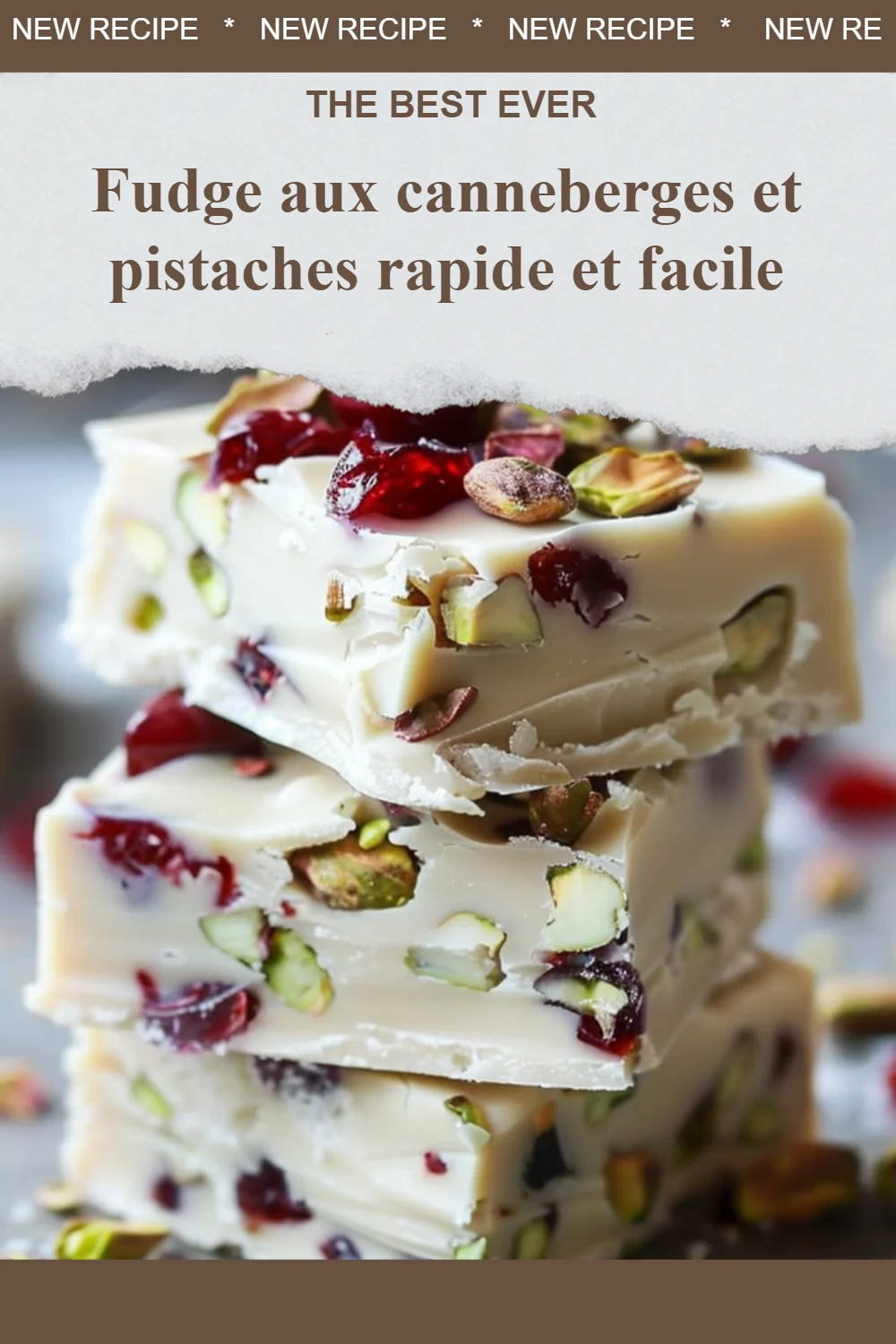 Fudge aux canneberges et pistaches prêt à déguster, dessert facile.