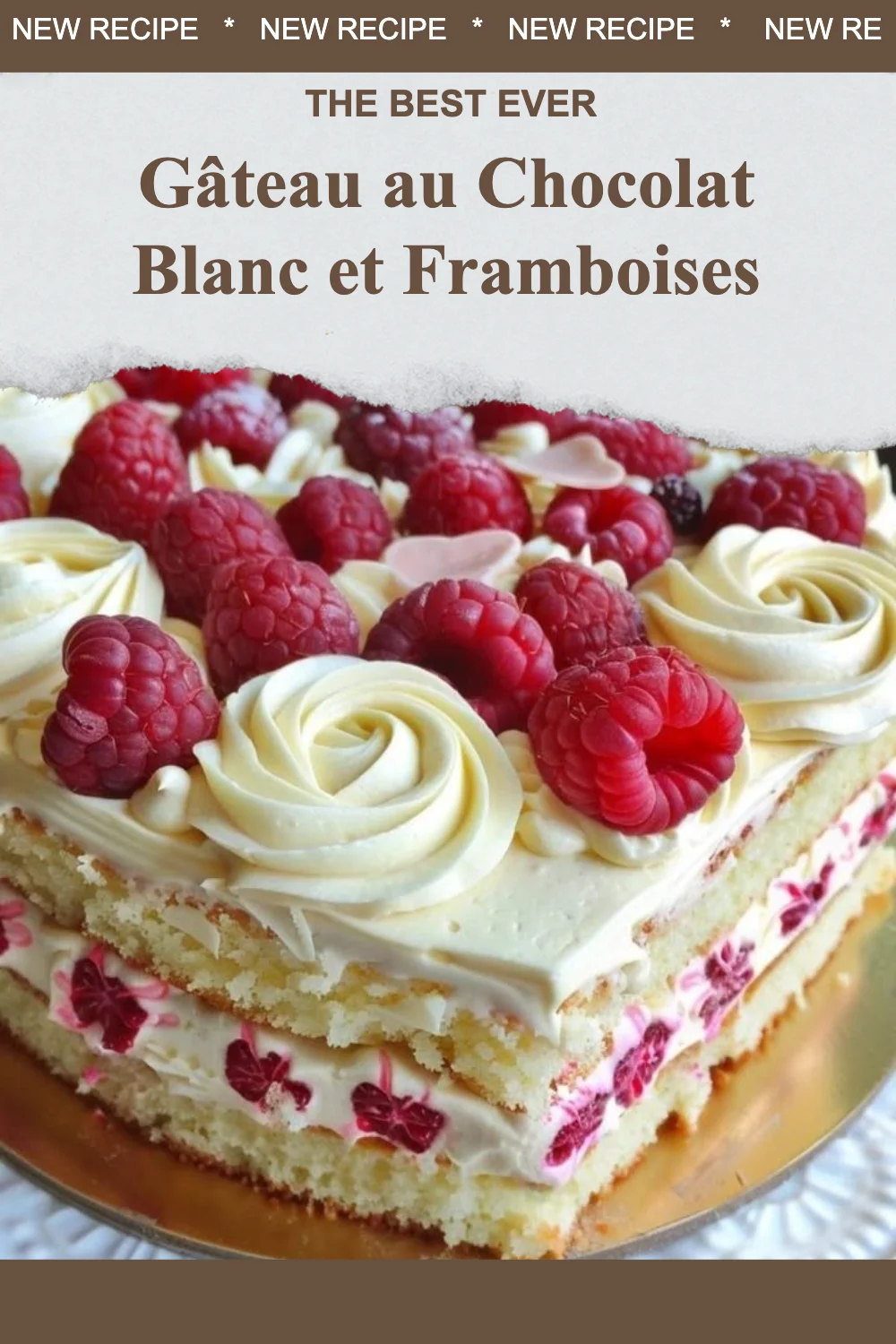 Gâteau au chocolat blanc et framboises présenté dans une assiette élégante.