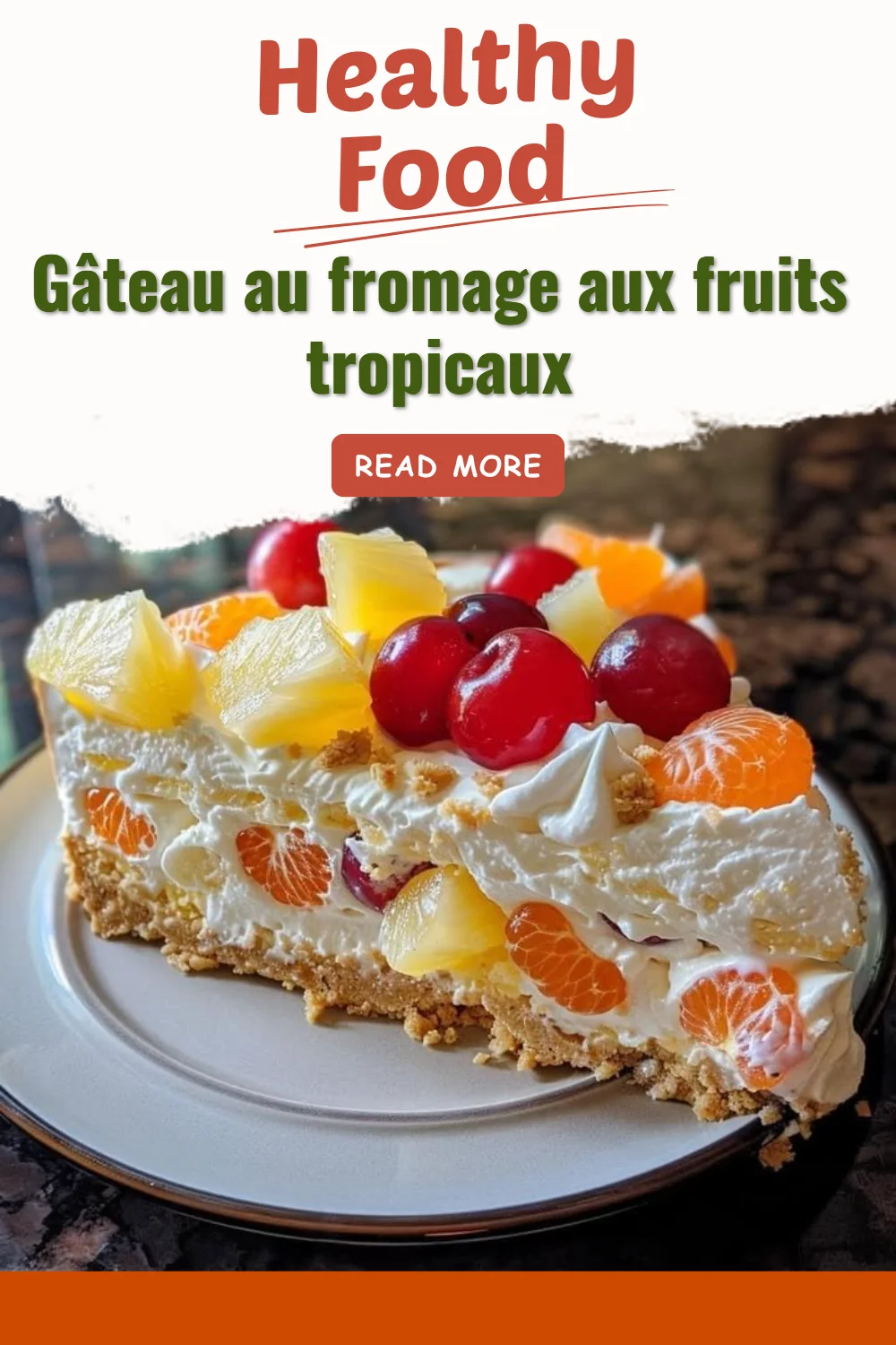 Une délicieuse part de gâteau au fromage aux fruits tropicaux, colorée et appétissante.