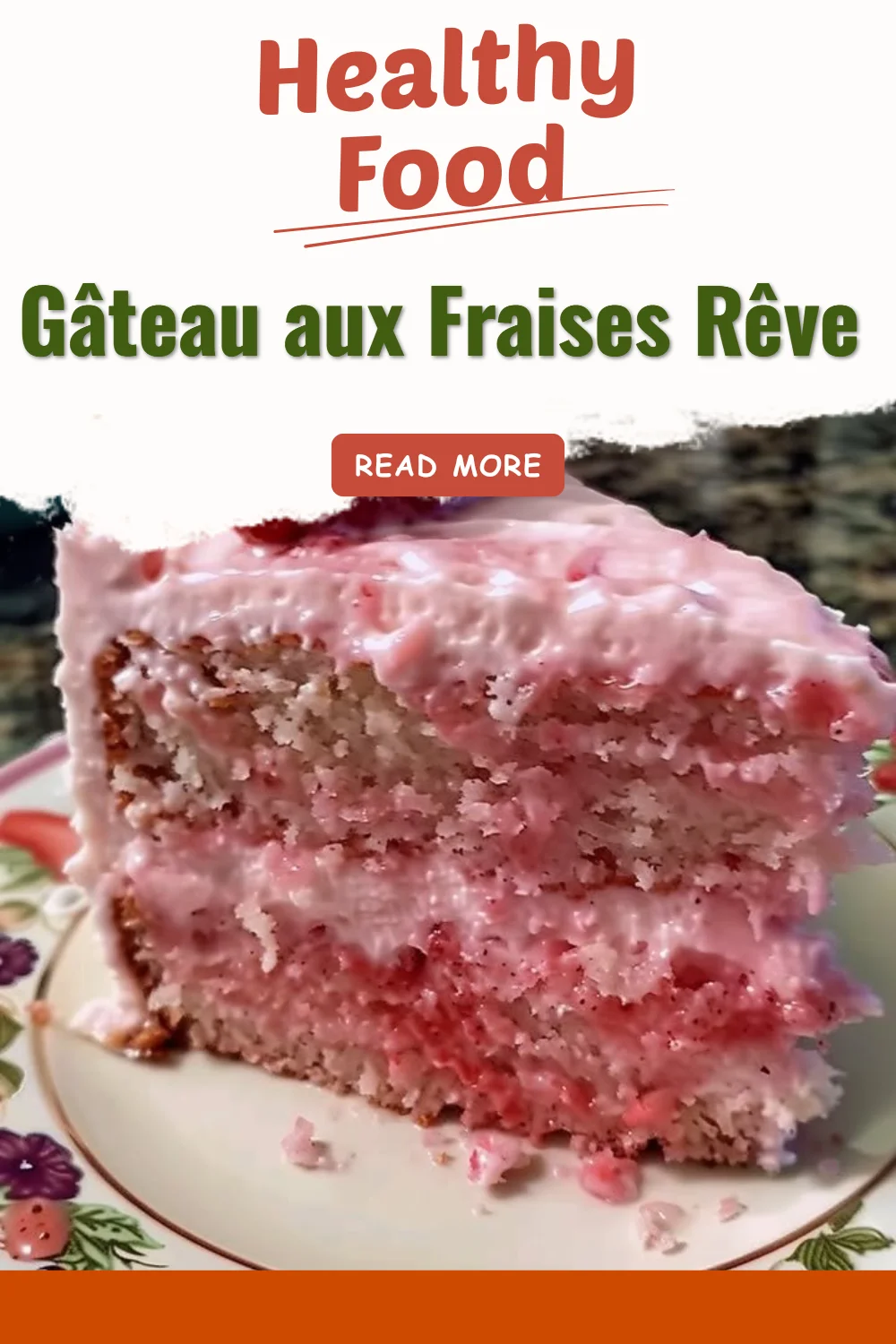 Gâteau aux Fraises Rêve avec des fraises fraîchement coupées et de la crème