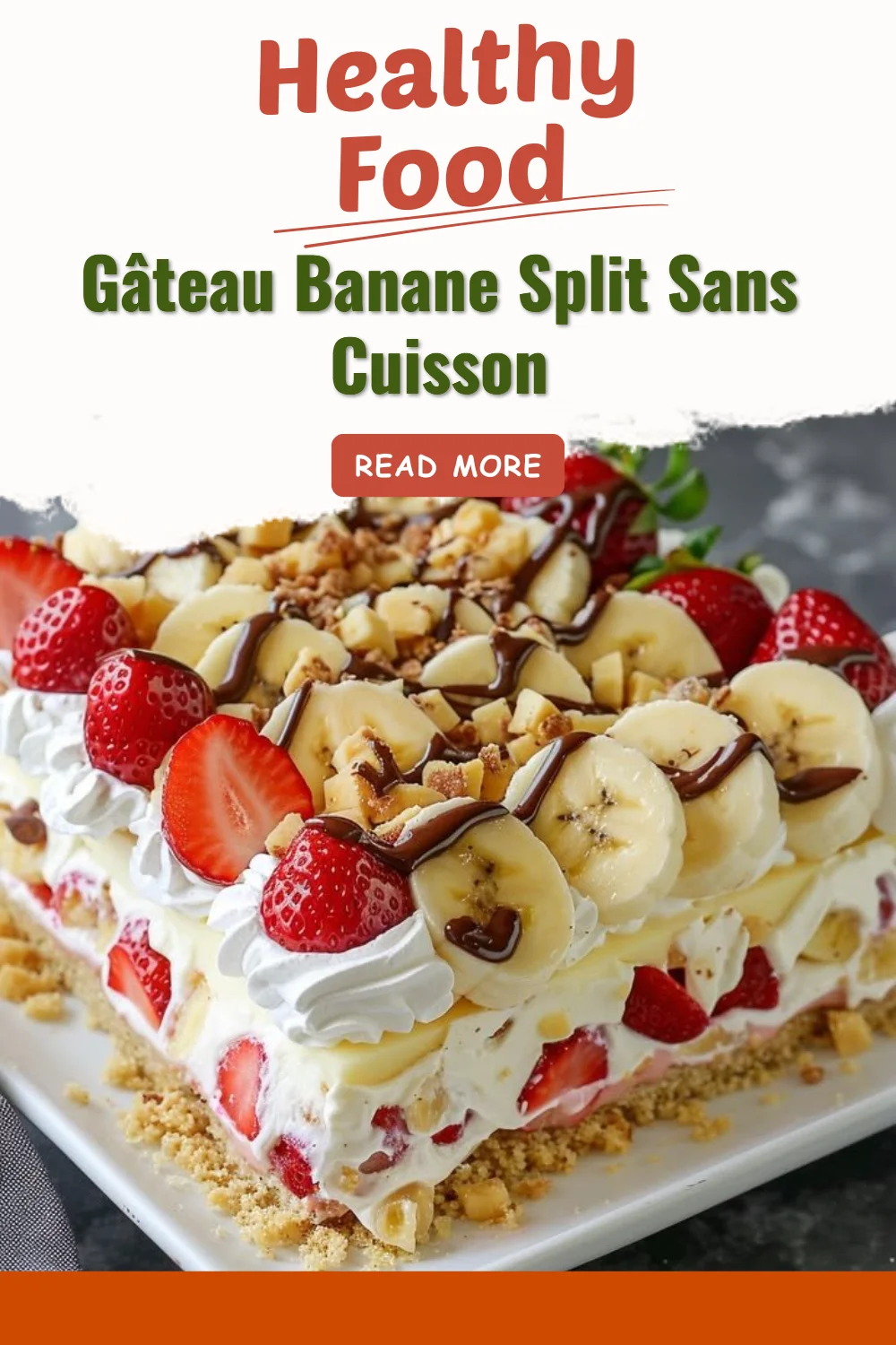 Dessert Gâteau Banane Split sans cuisson garni de bananes et crème chantilly