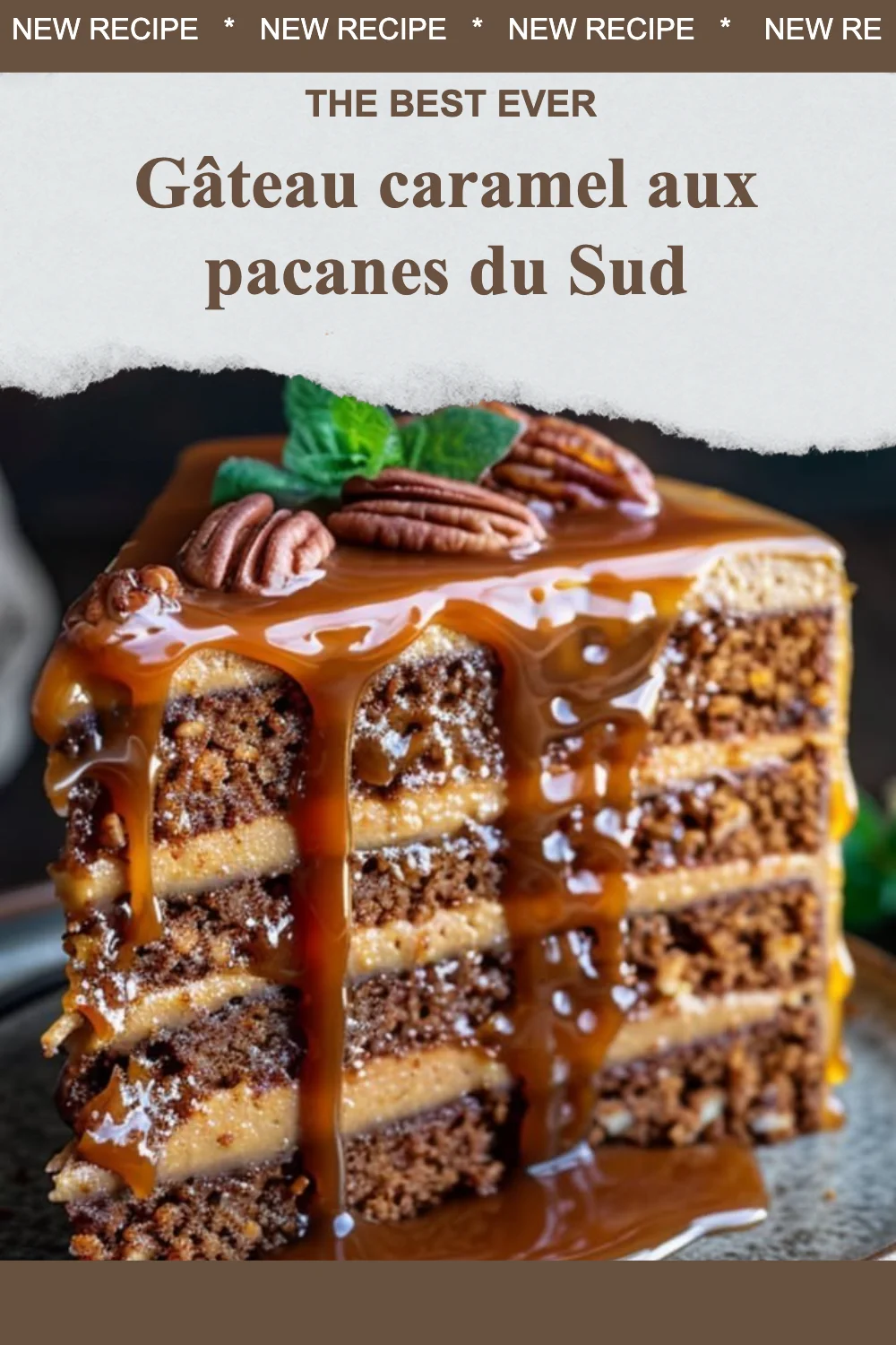Un élégant gâteau caramel aux pacanes du Sud sur une table en bois.