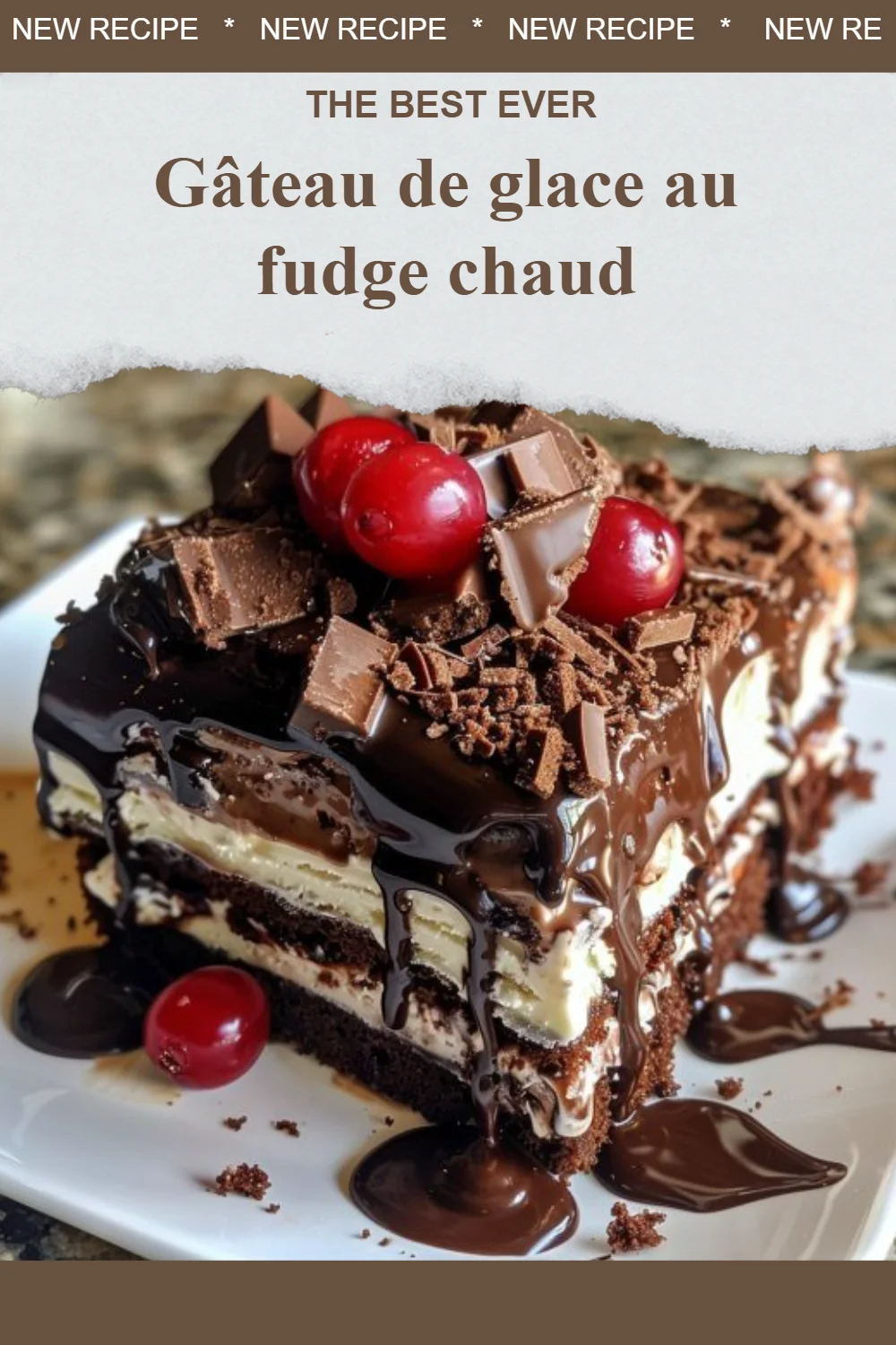 Délicieux gâteau de glace au fudge chaud, parfait pour les gourmands.