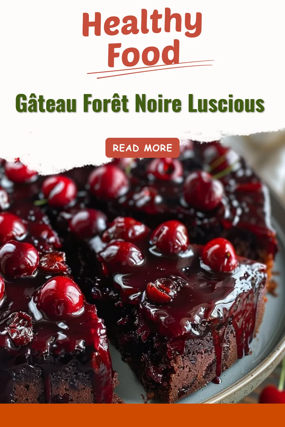 Gâteau Forêt Noire Luscious avec cerises et crème chantilly sur le dessus