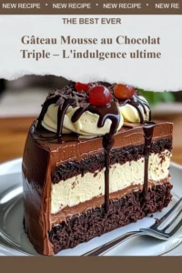 Gâteau Mousse au Chocolat Triple, un dessert chocolaté décadent et savoureux.