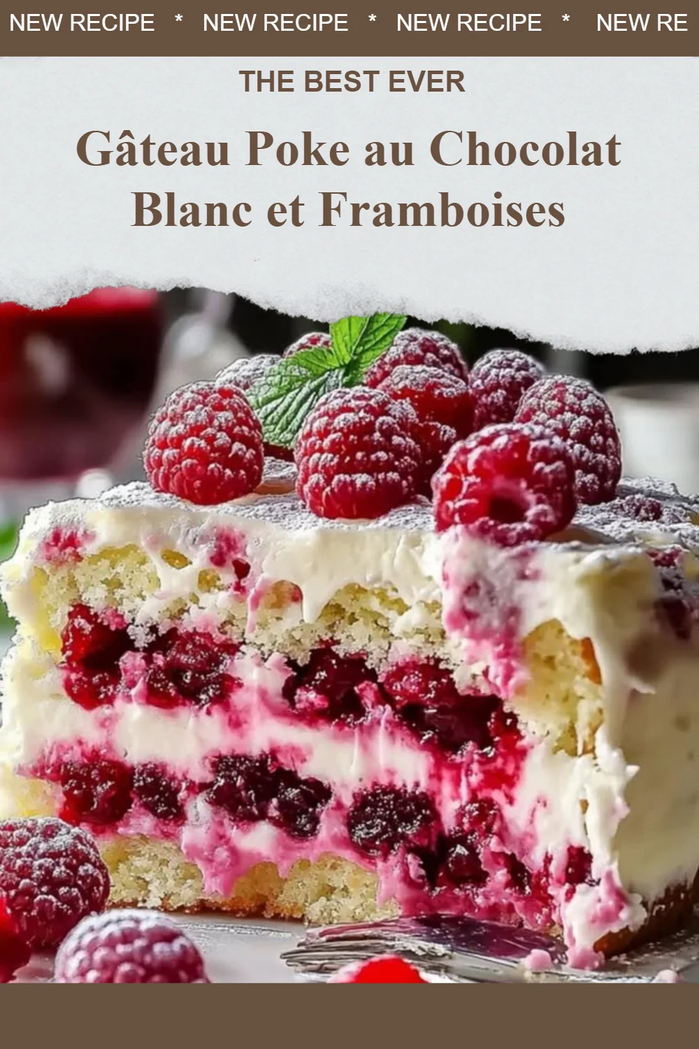 Gâteau Poke au Chocolat Blanc garni de framboises fraîches