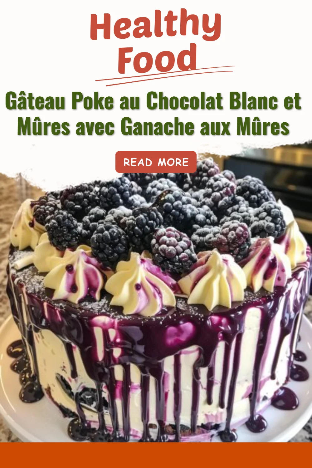 Gâteau poke au chocolat blanc et mûres décoré de ganache aux mûres