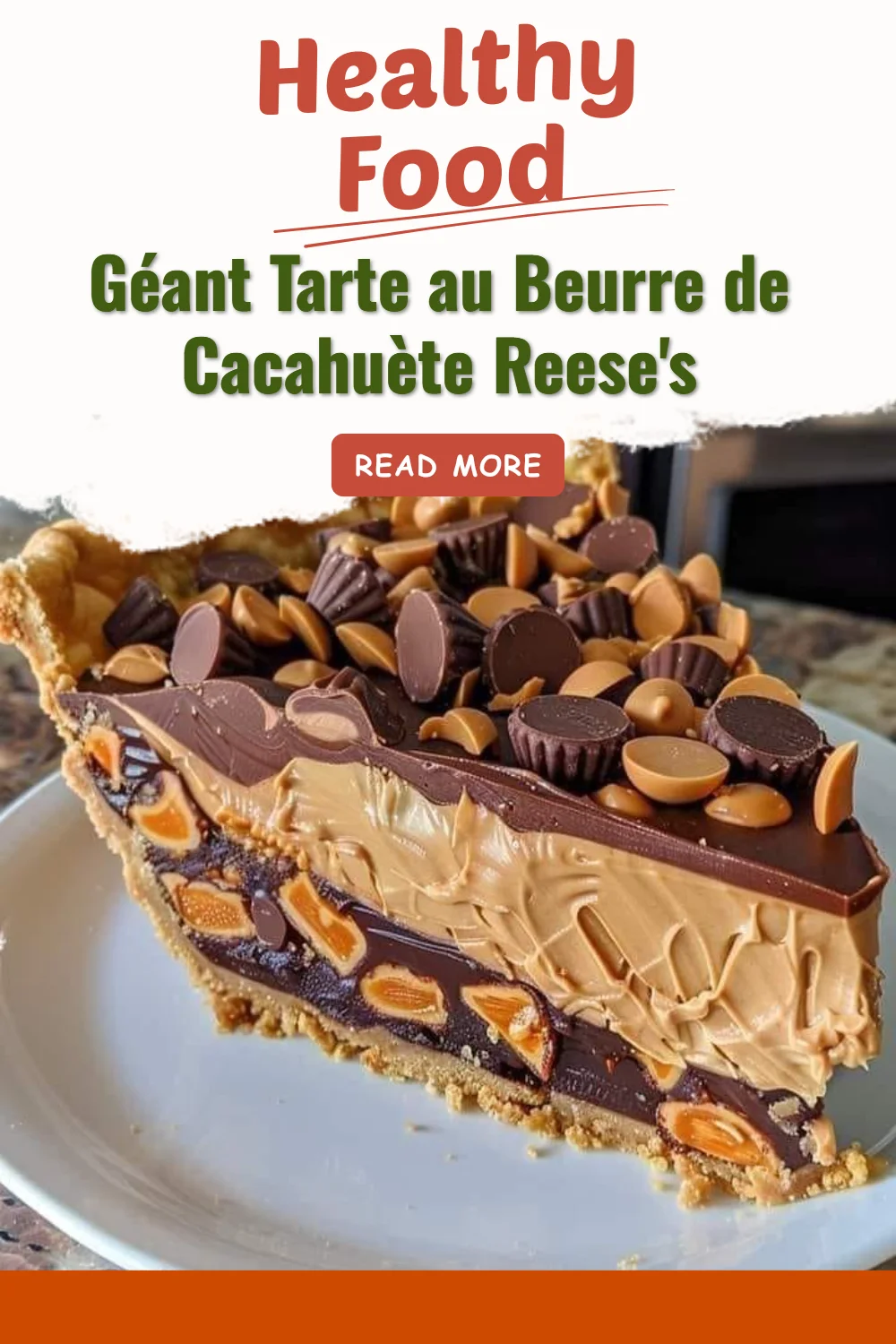 Géante tarte au beurre de cacahuète Reese's avec une garniture crémeuse.