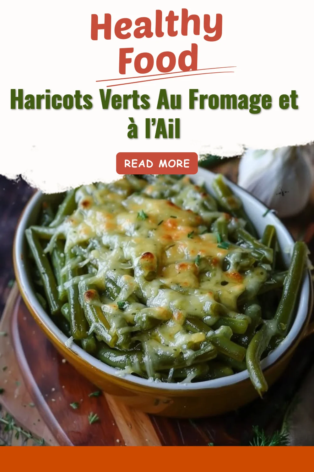 Plat de haricots verts au fromage et à l'ail, savoureux et généreux.