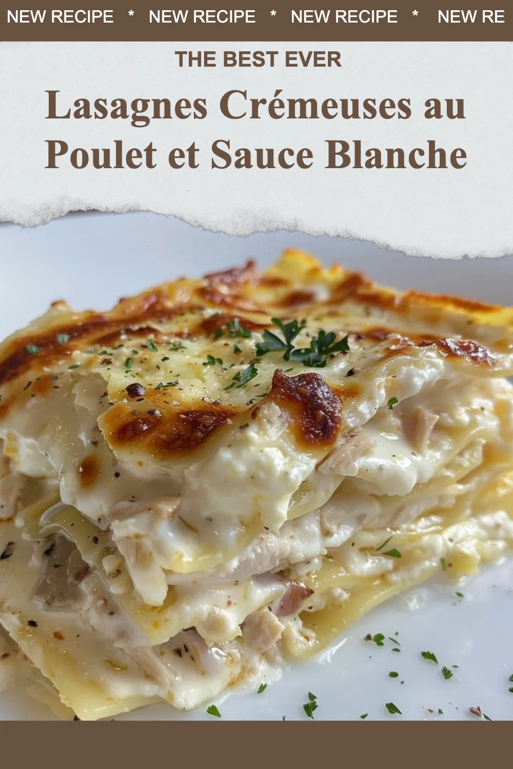 Lasagnes crémeuses au poulet avec sauce blanche servies dans un plat