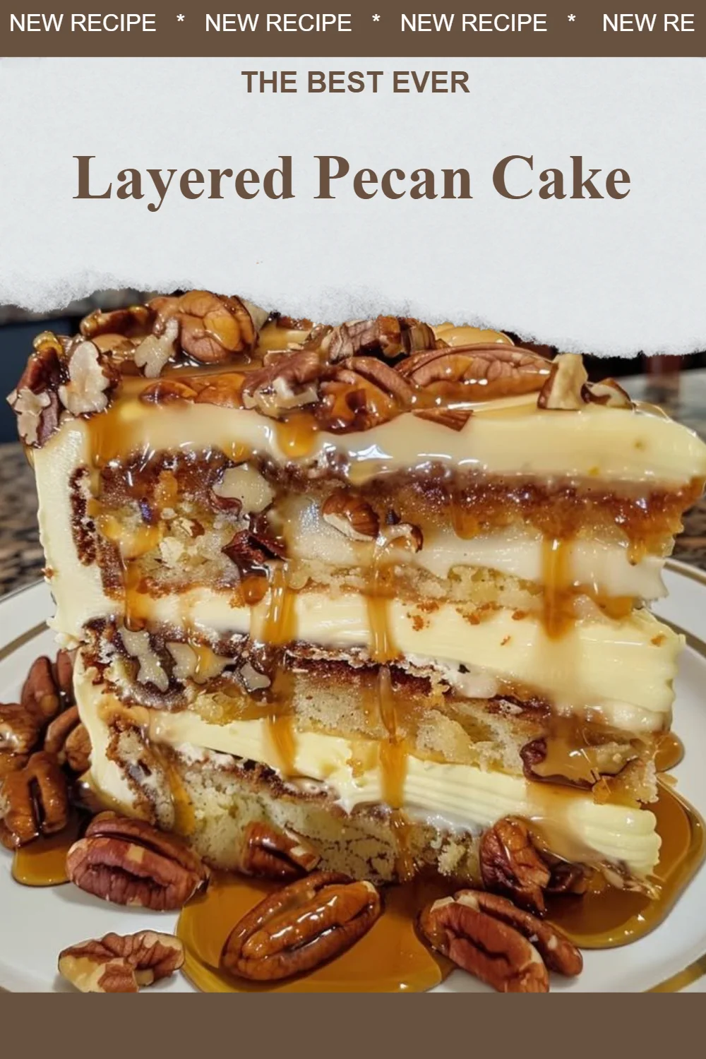 Une pièce de Layered Pecan Cake avec des couches de crème et des noix de pécan.