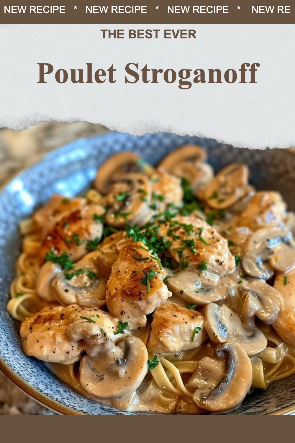 Poulet Stroganoff crémeux servi avec des pâtes et des herbes fraîches.