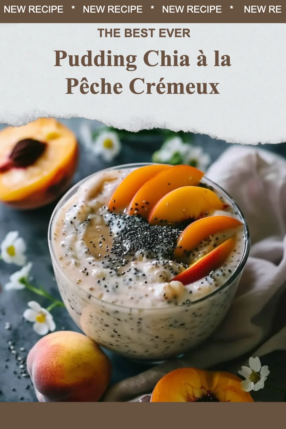 Pudding Chia à la Pêche Crémeux dans un bol en verre, garnie de tranches de pêche.