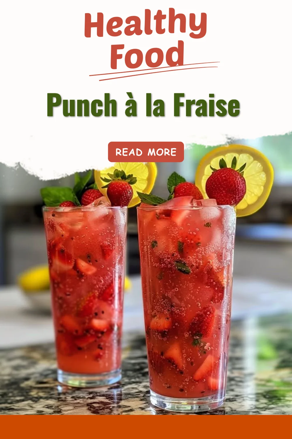 Verre de Punch à la Fraise frais et coloré avec des fraises et des glaçons.