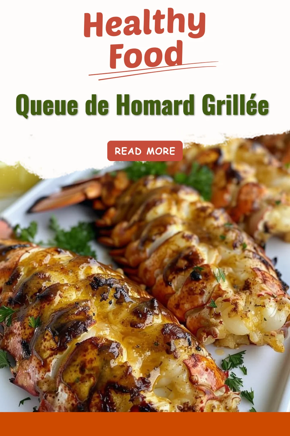 Queue de Homard grillée servie avec des herbes et des épices.