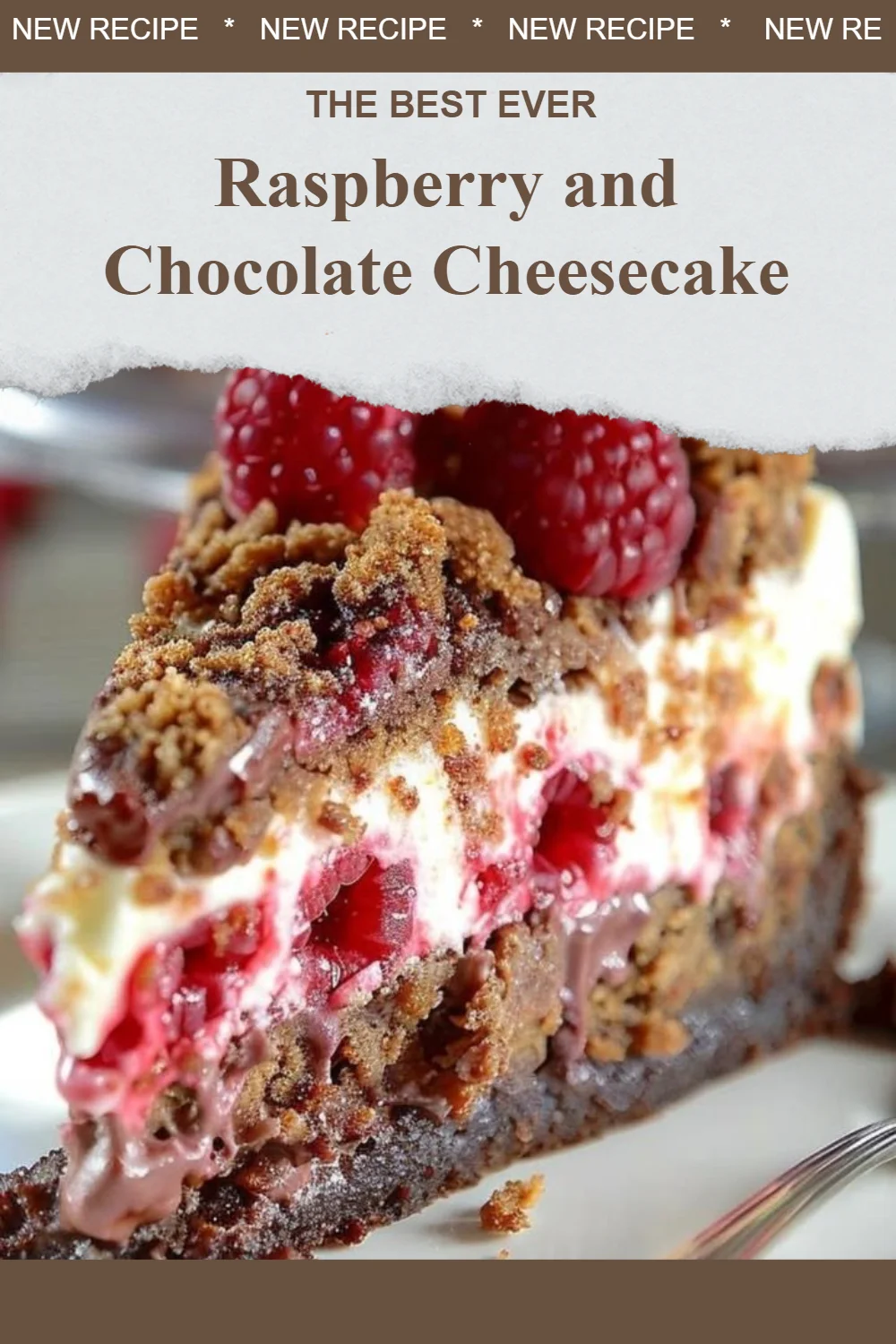 Cheesecake framboise et chocolat avec garniture de framboises fraîches