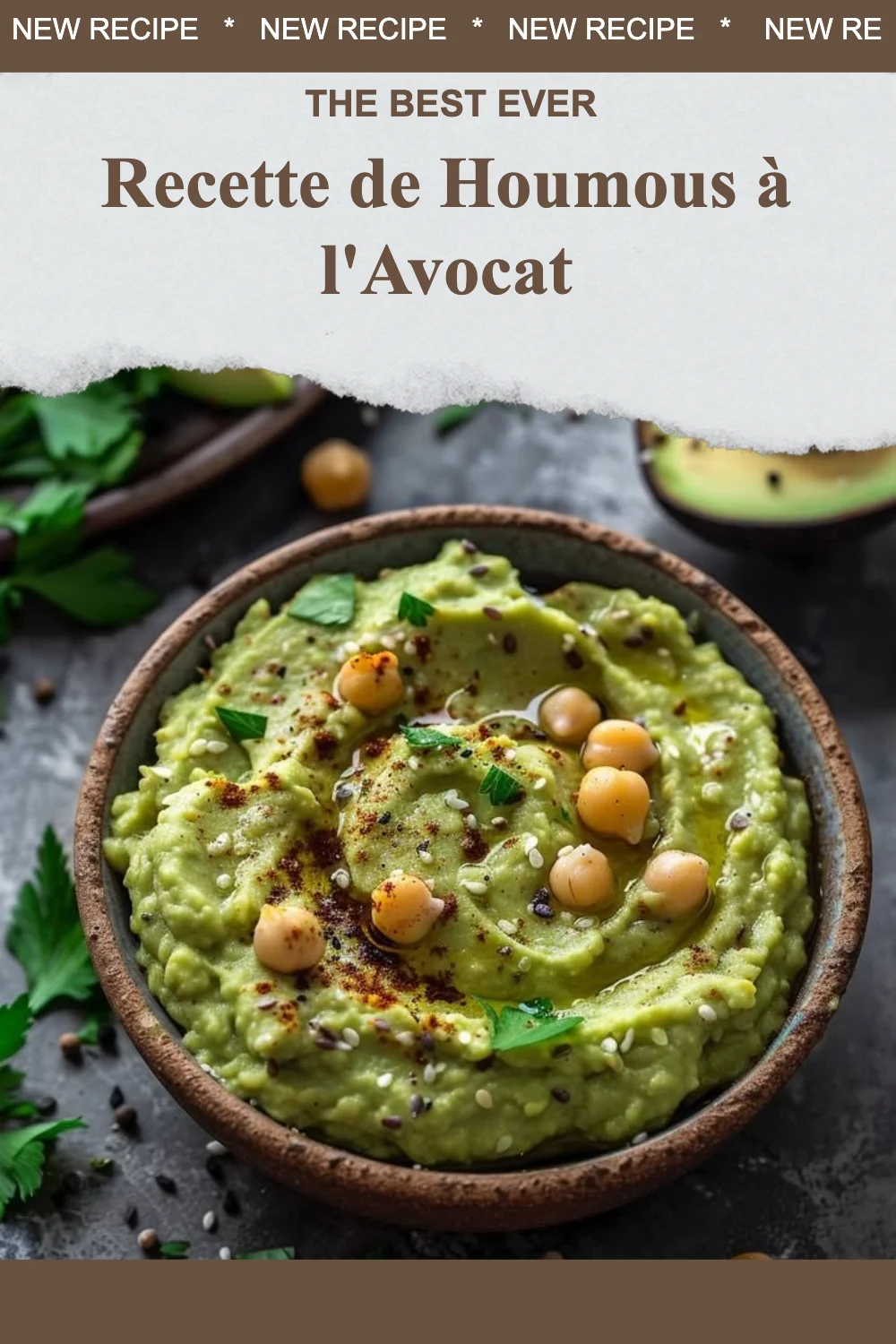 Bol de houmous à l'avocat avec des légumes frais