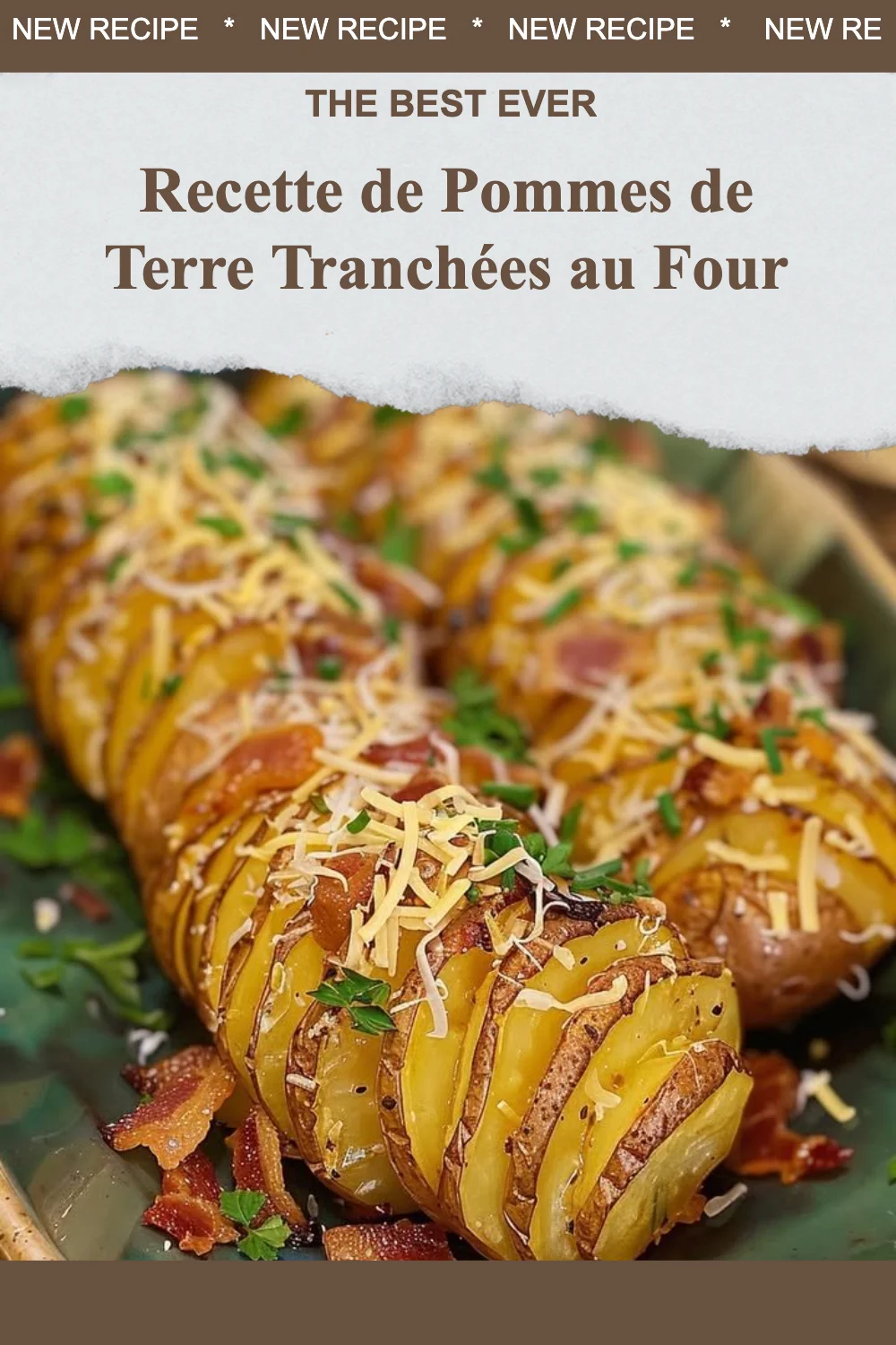 Pommes de terre tranchées au four, croustillantes et dorées, servies dans un plat.