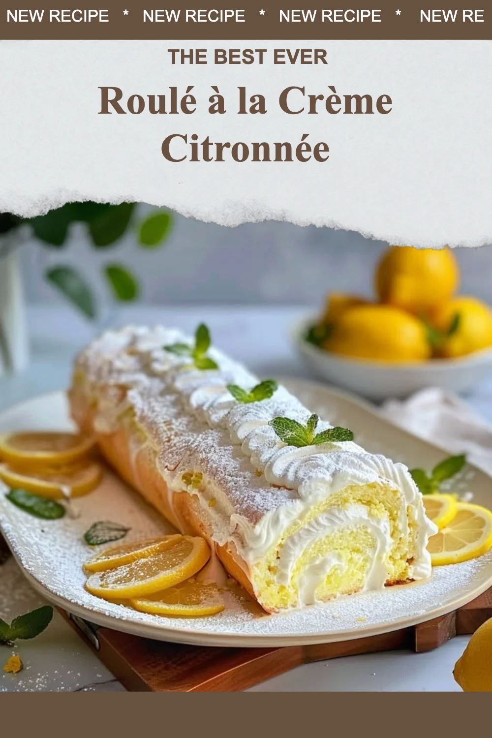 Roulé à la Crème Citronnée avec un glaçage au citron et décoré de zestes de citron