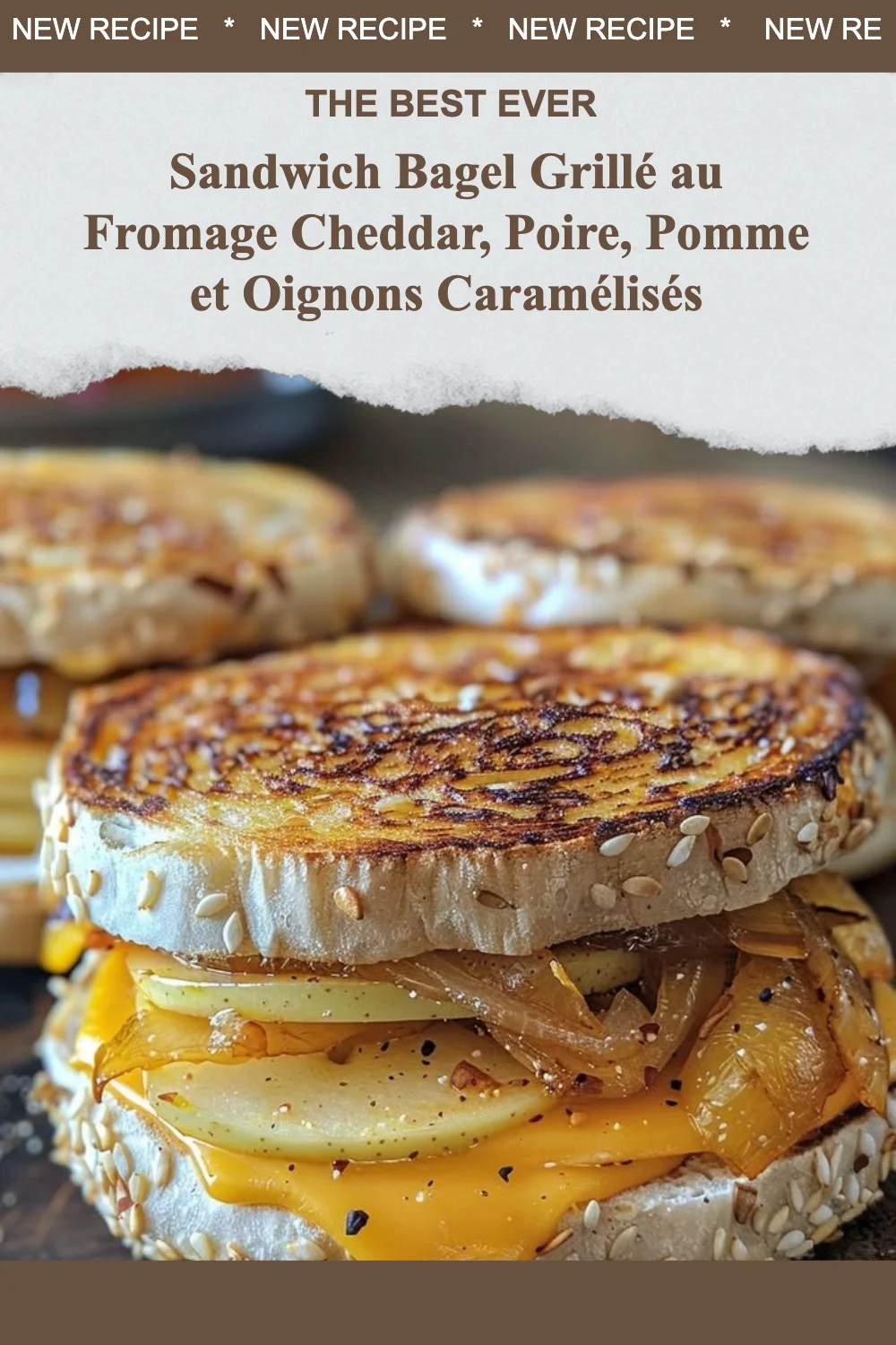 Sandwich Bagel Grillé au Fromage Cheddar avec Poire, Pomme et Oignons Caramélisés