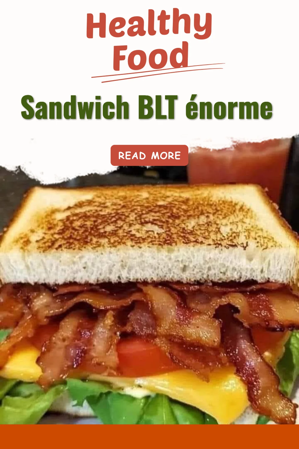 Une photo d'un BLT sandwich énorme bien garni avec bacon, laitue et tomate.