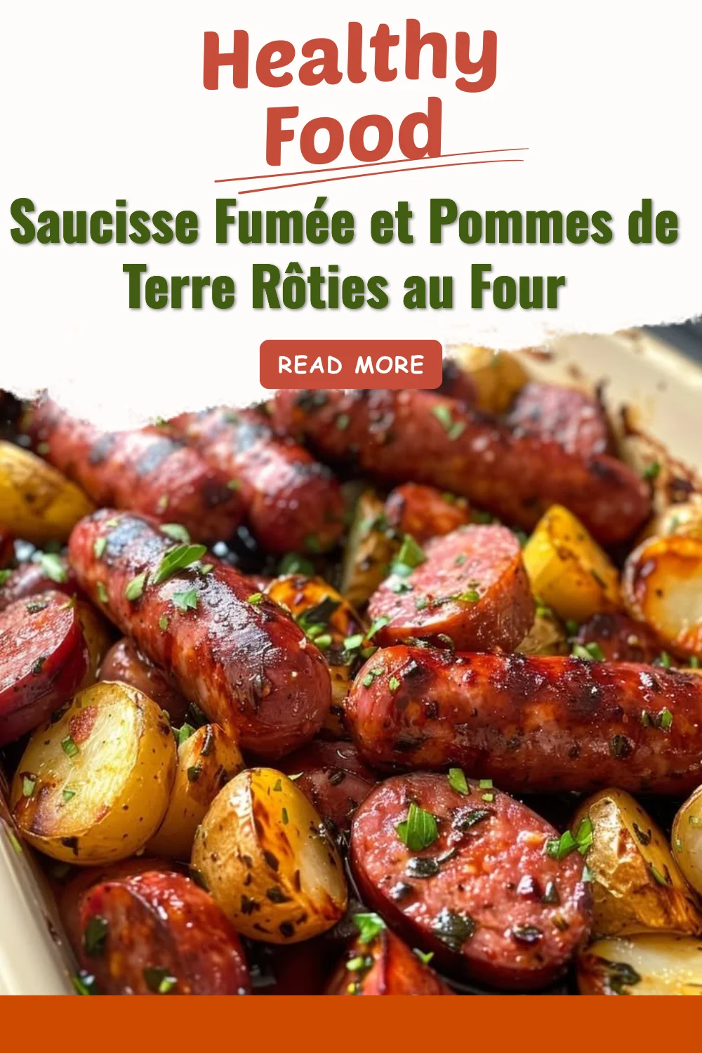 Saucisse Fumée avec Pommes de Terre Rôties au Four dans un plat appétissant.