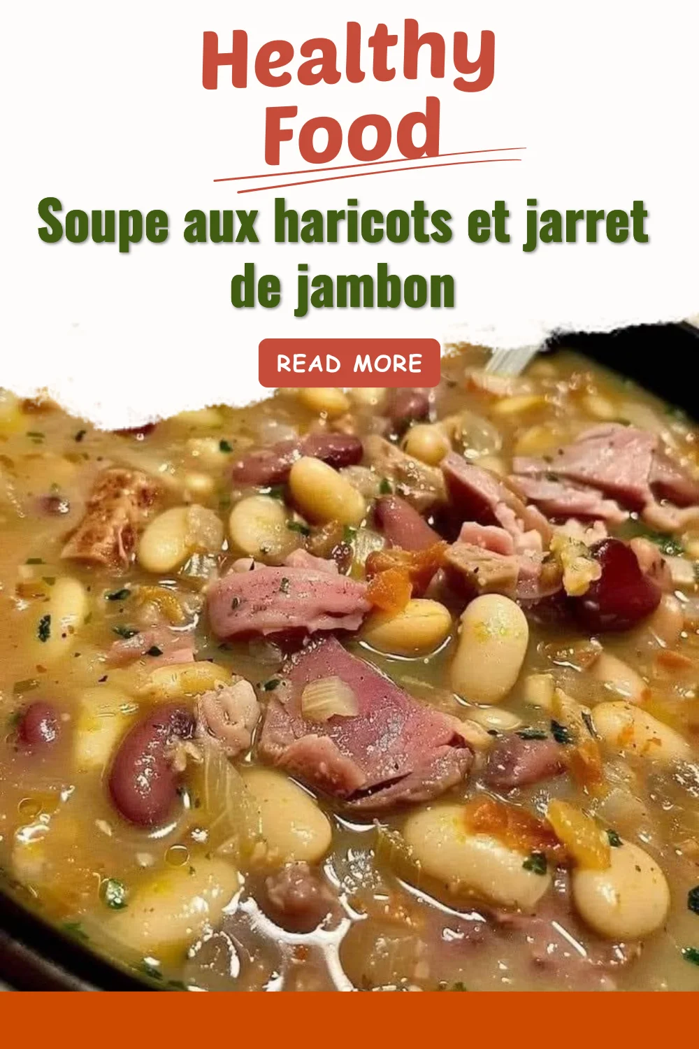Bol de soupe aux haricots et jarret de jambon avec des légumes frais