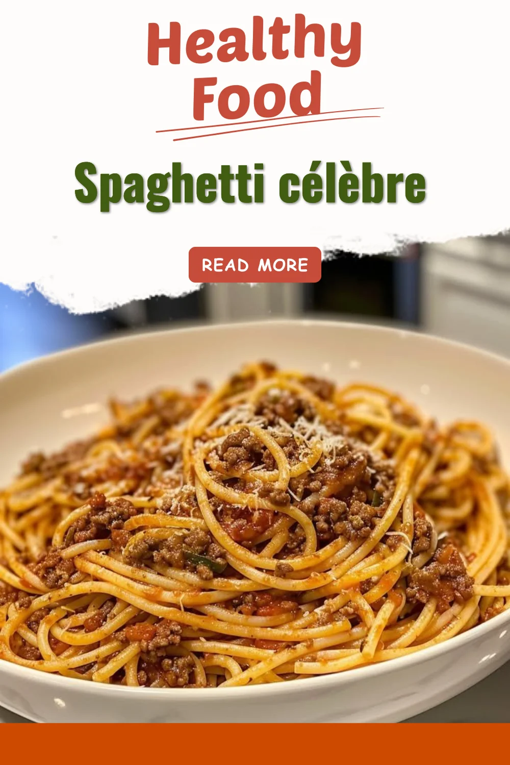 Assiette de spaghetti célèbre avec sauce tomate et basilic frais.