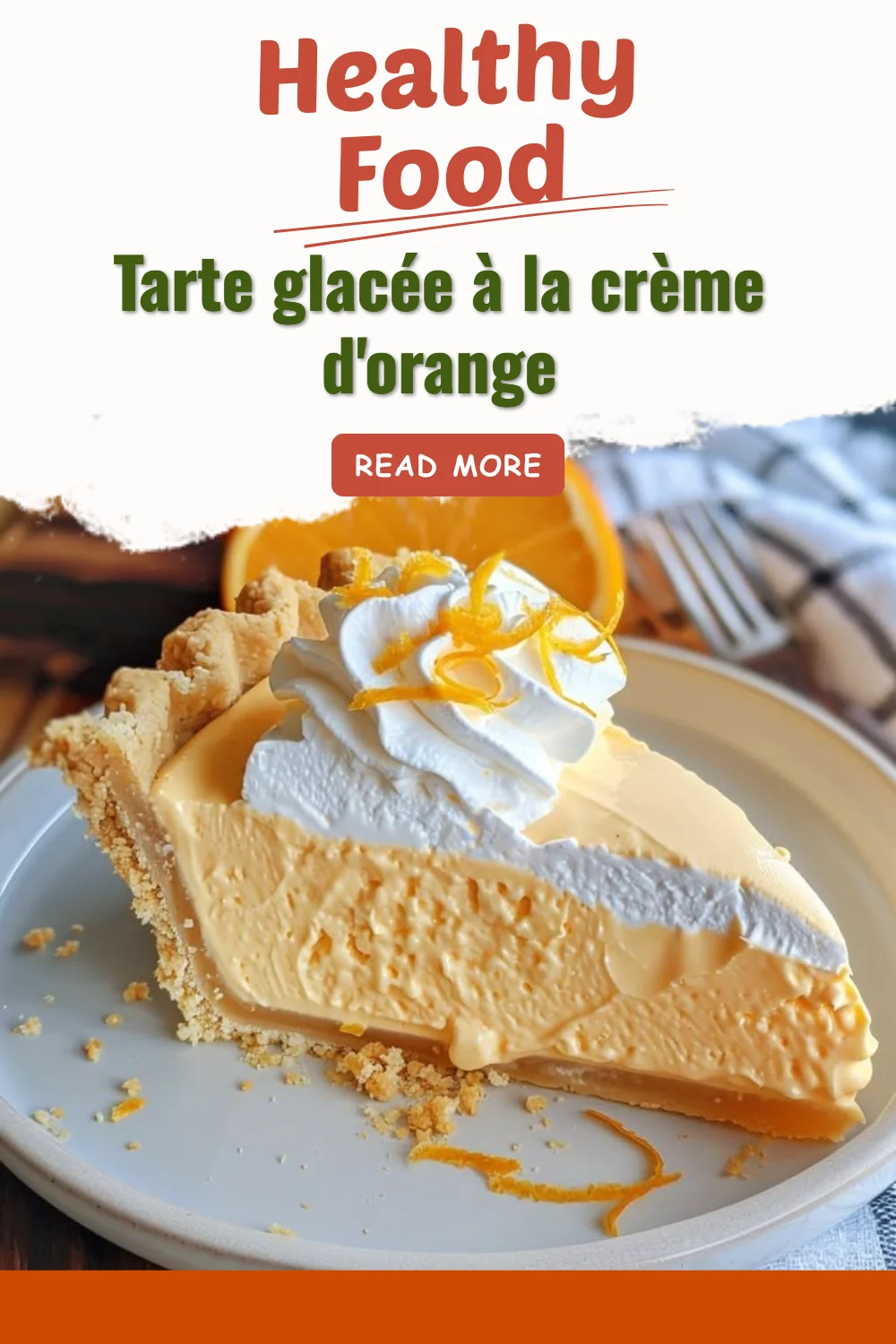 Tarte glacée à la crème d'orange décorée avec des zestes d'orange