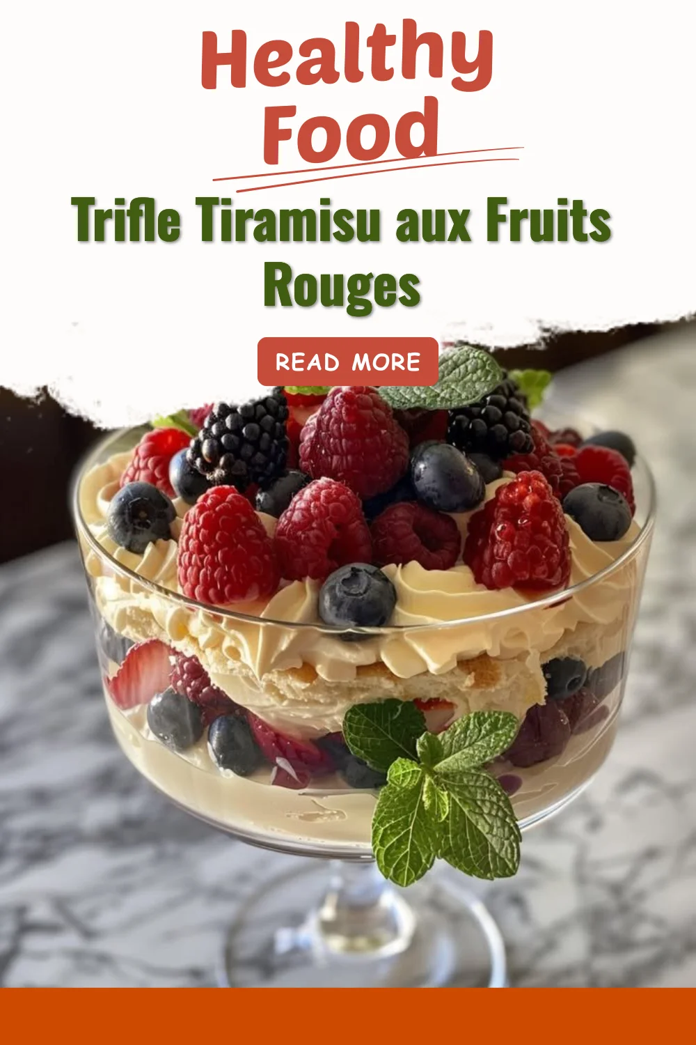 Trifle tiramisu aux fruits rouges, dessert délicieux et coloré.