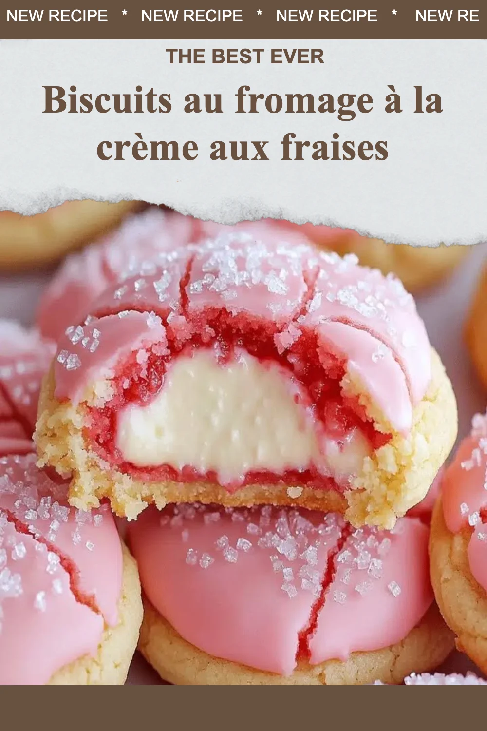 Biscuits au fromage à la crème garnis de fraises fraîches