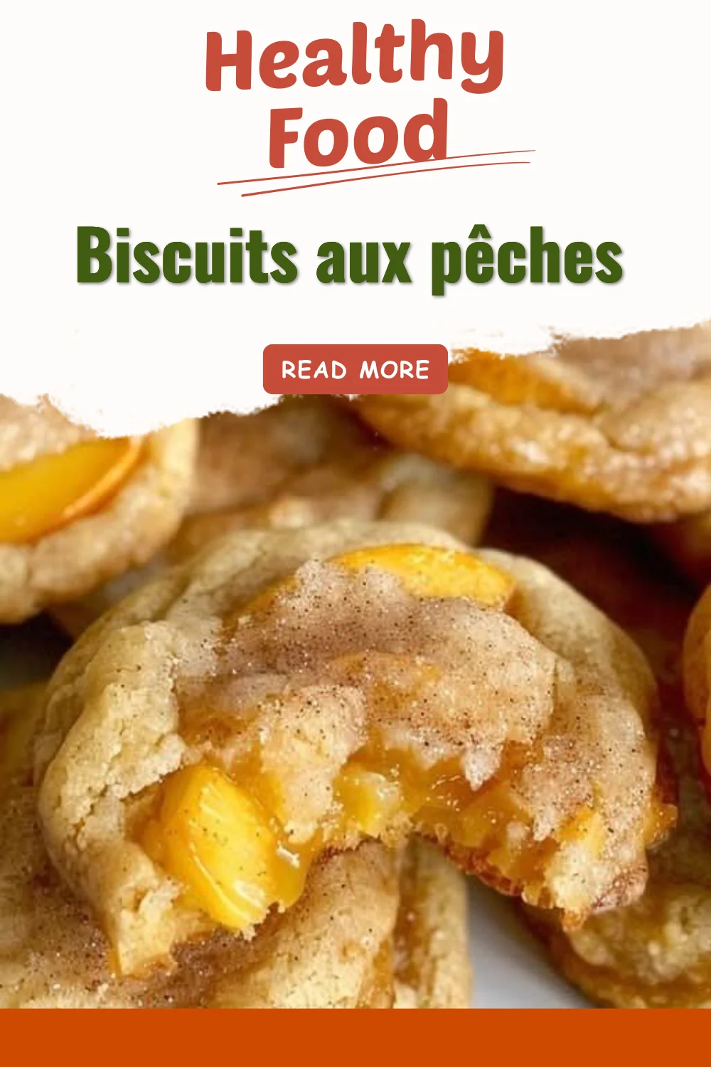 Biscuits aux pêches maison sur une assiette en bois