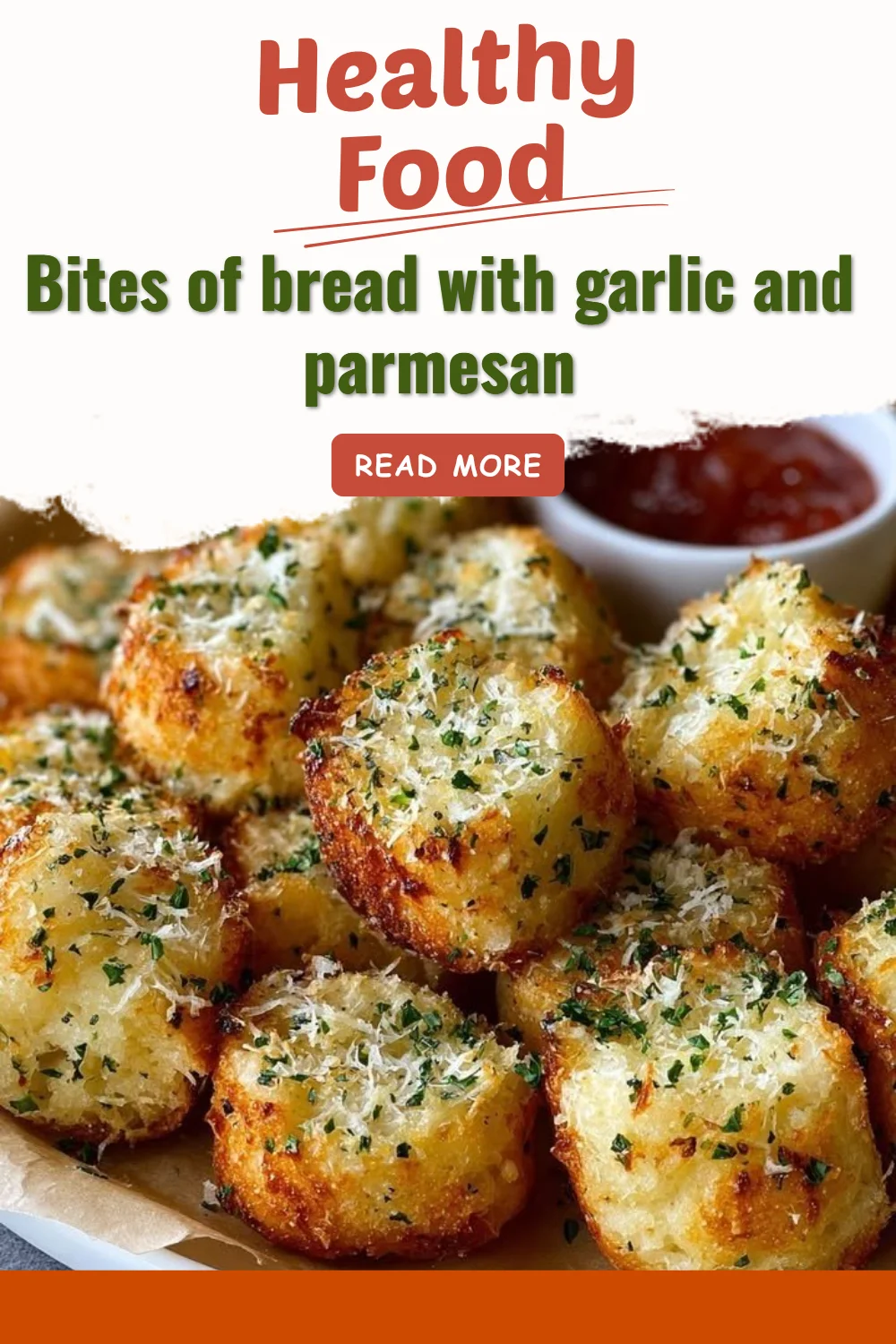 Bouchées de pain à l'ail et au parmesan garnies de fromage fondu