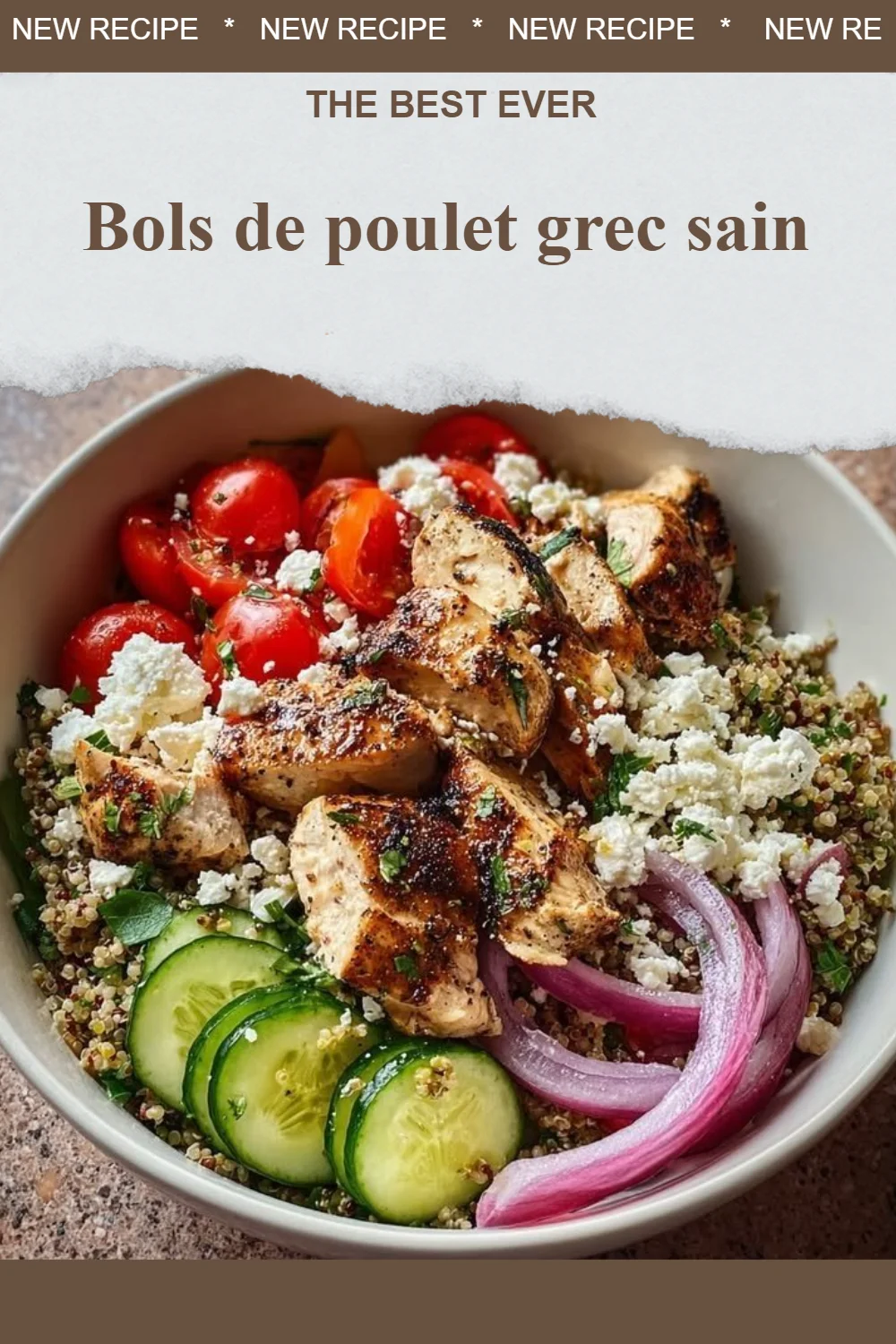 Bols de poulet grec sain avec des légumes frais et une sauce légère