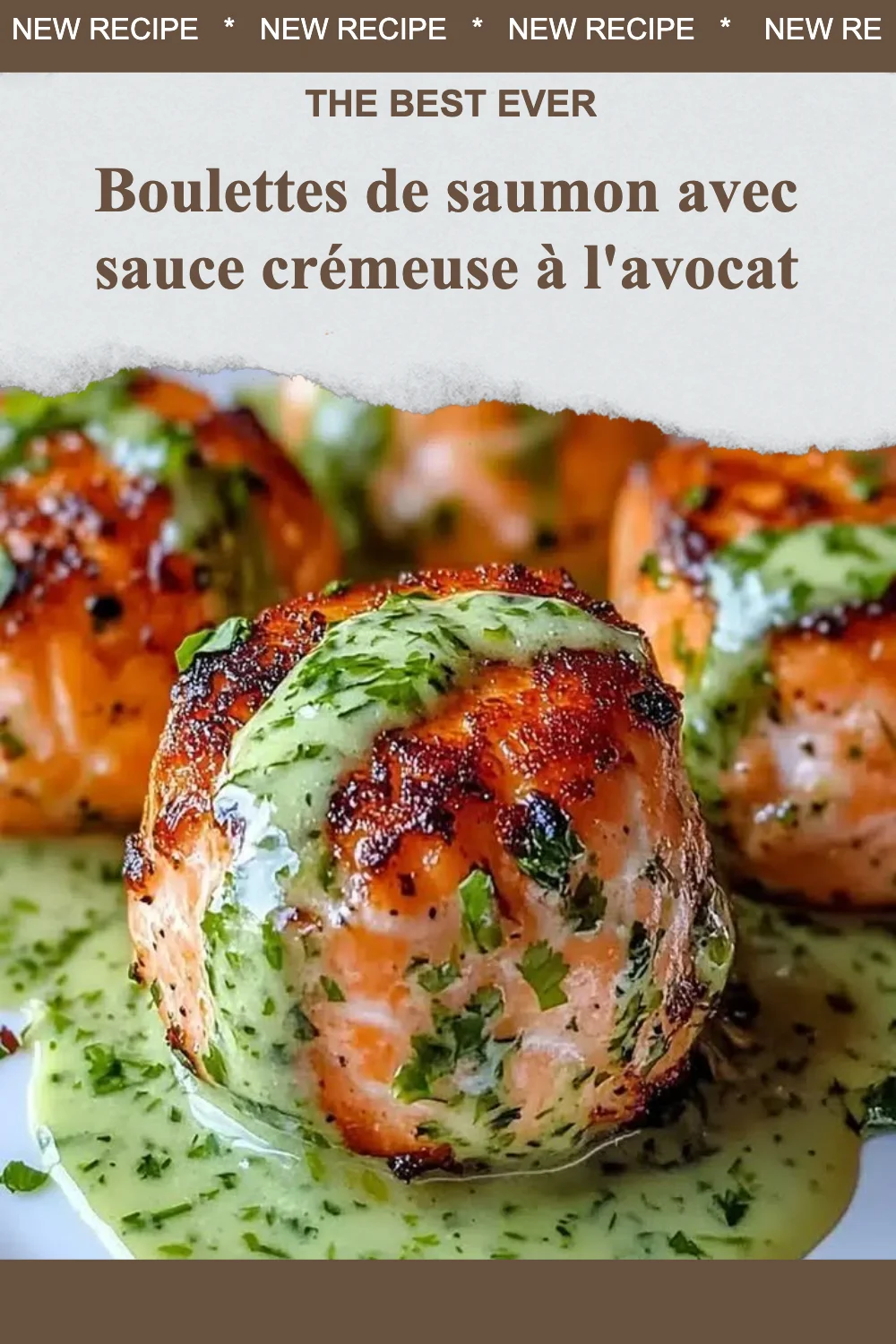Boulettes de saumon avec sauce crémeuse à l'avocat sur une assiette garnie.