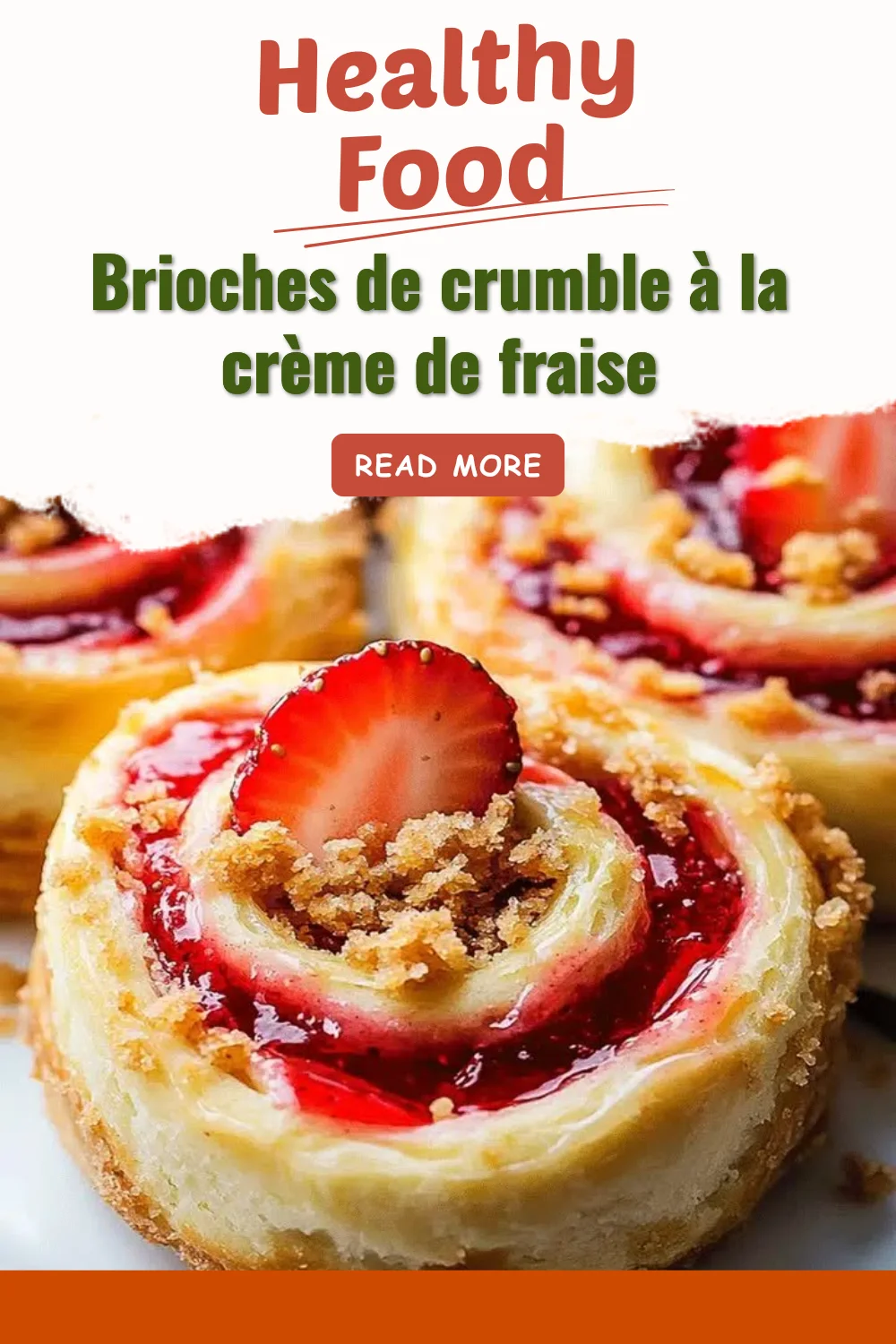 Brioches crumble à la crème de fraise, délicieuses et généreusement garnies.